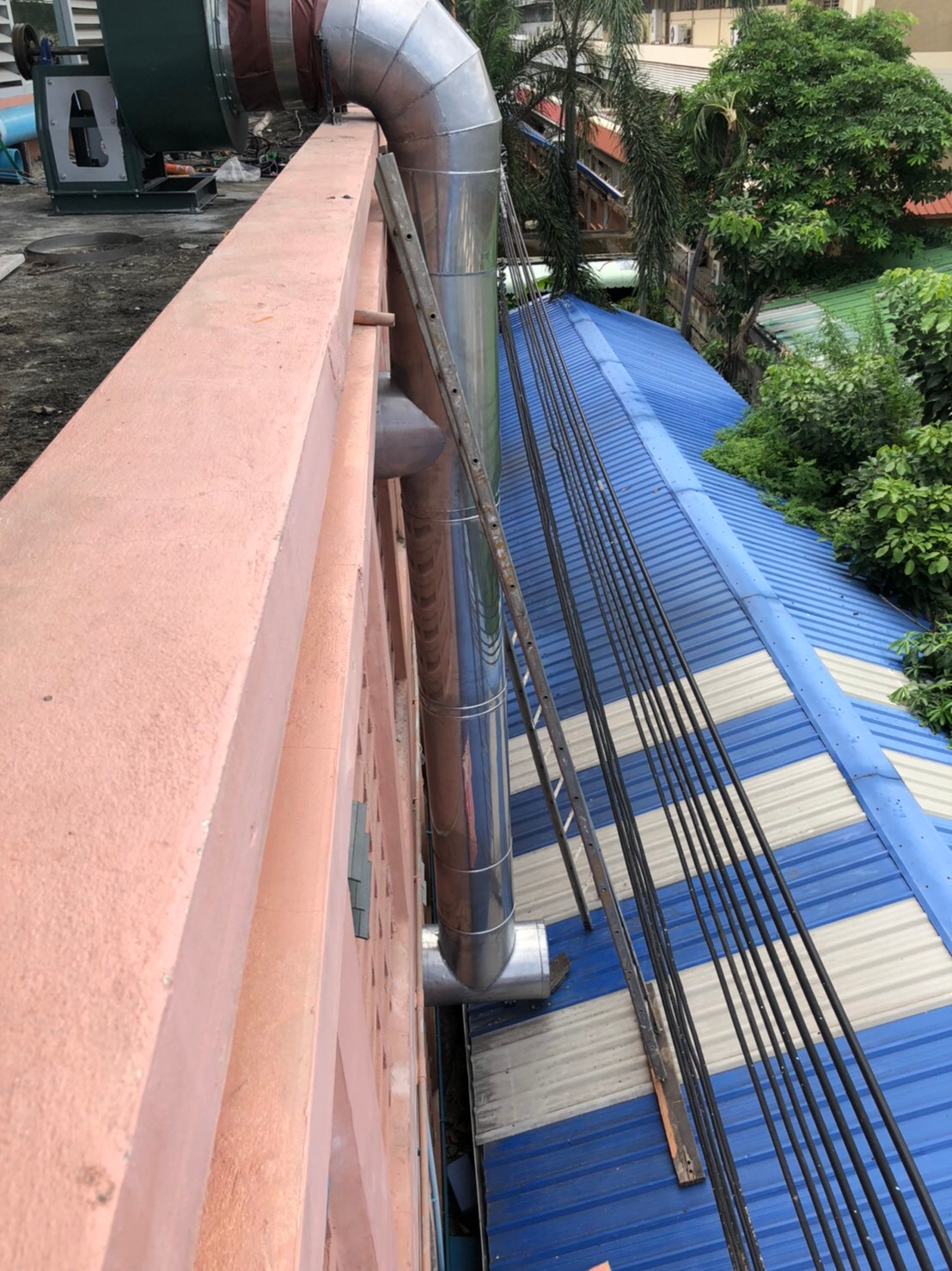 ปล่องดูดควันในโรงอาหาร รร.ฤทธิยะวรรณาลัย(ดอนเมือง)