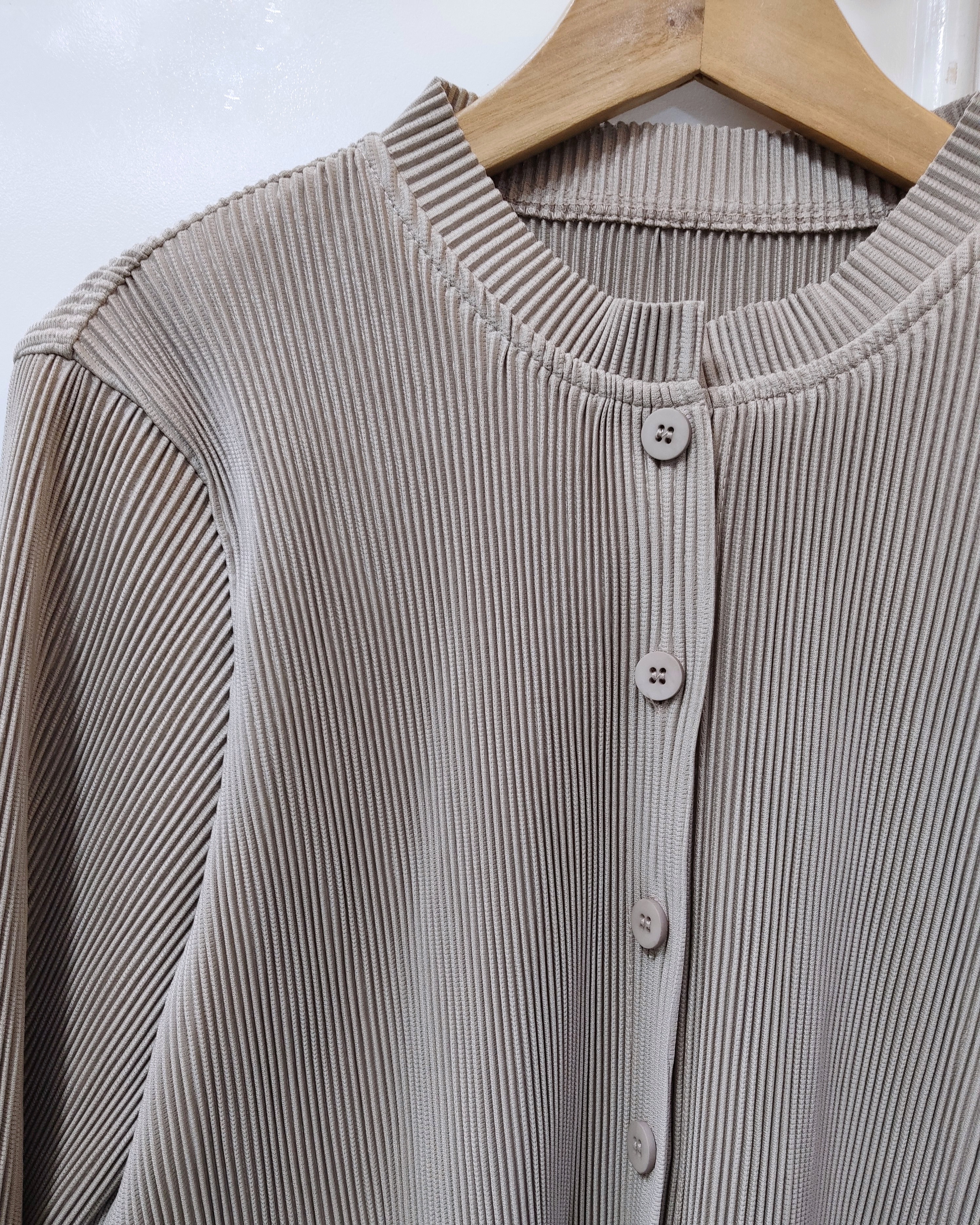 2MUAY รุ่น GJO8093 เสื้ออัดพลีท THICK BUTTON FRONT PLEATED TOP 4 สี FREE SIZE