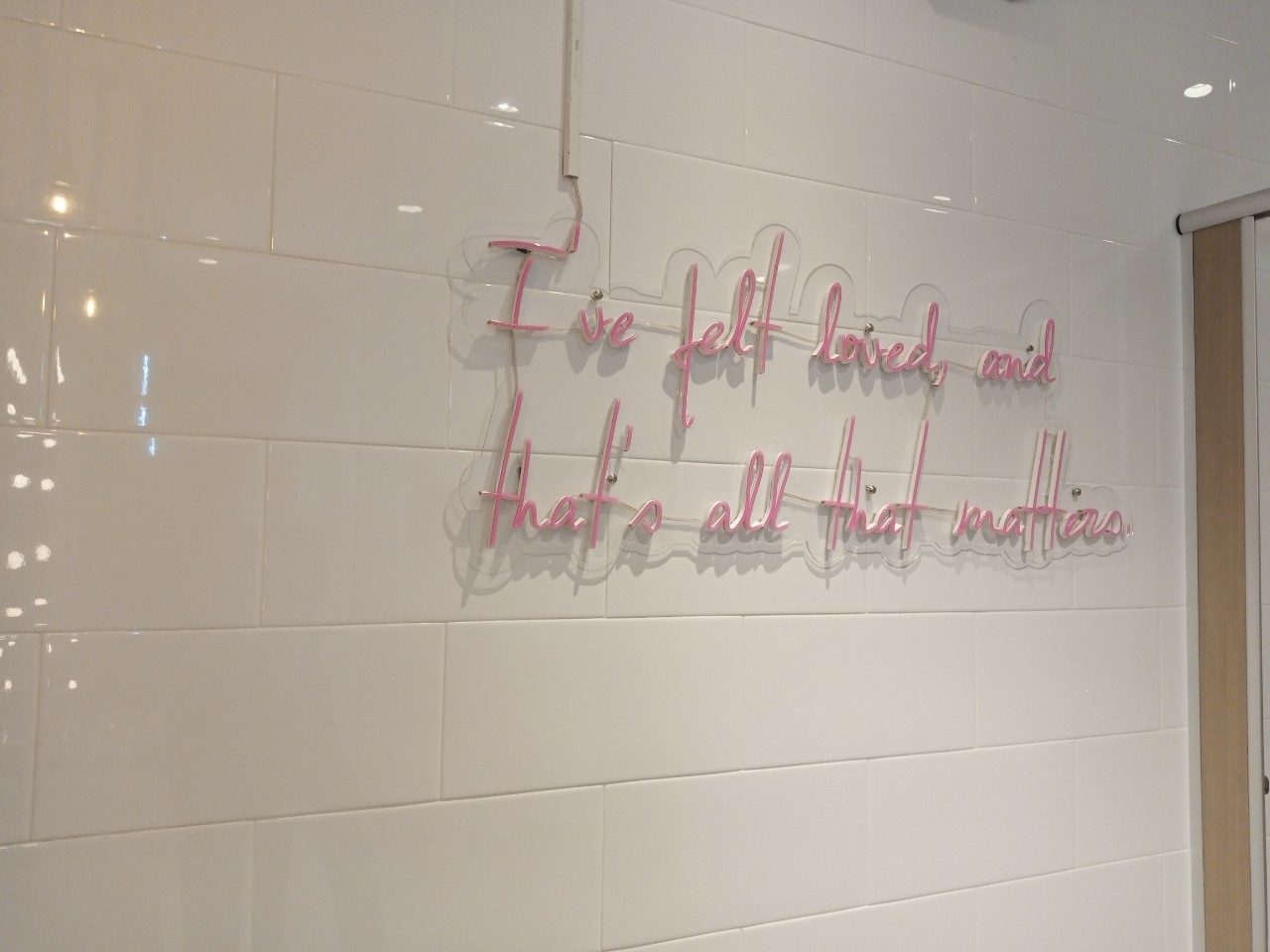 ไฟนีออนดัด