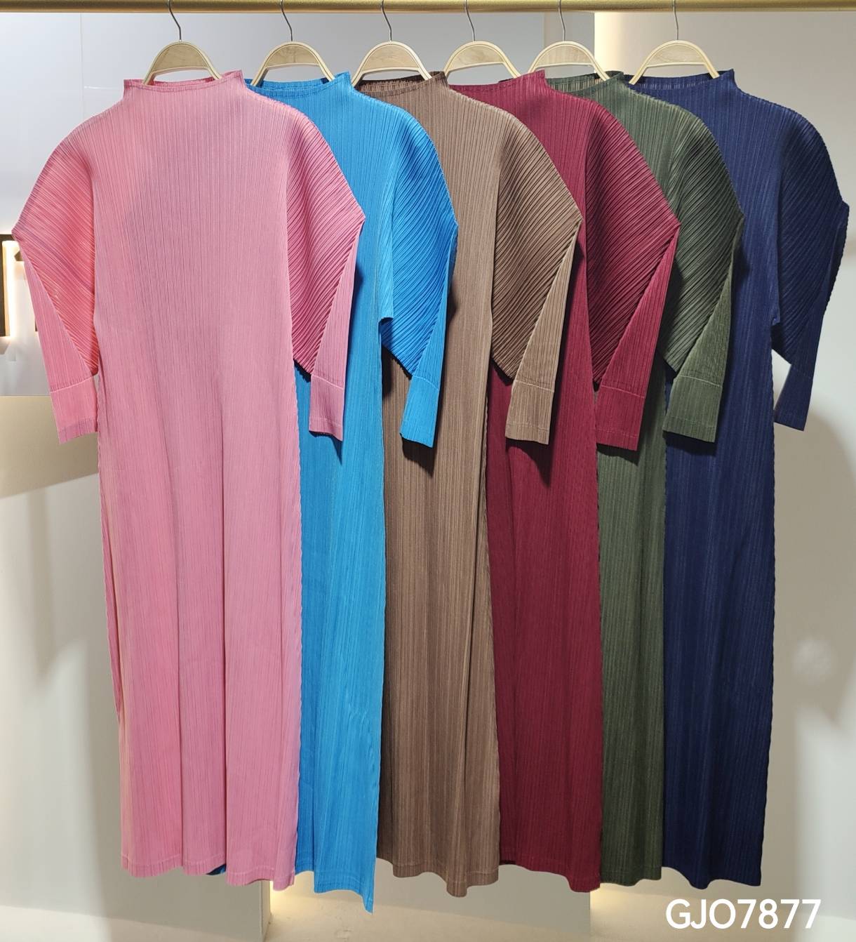 2MUAY รุ่น GJO7877 HIGH NECK ANGLE SLEEVE PLEAT DRESS เดรสผู้หญิง เดรสพลีทคุณภาพ 11สี FREE SIZE
