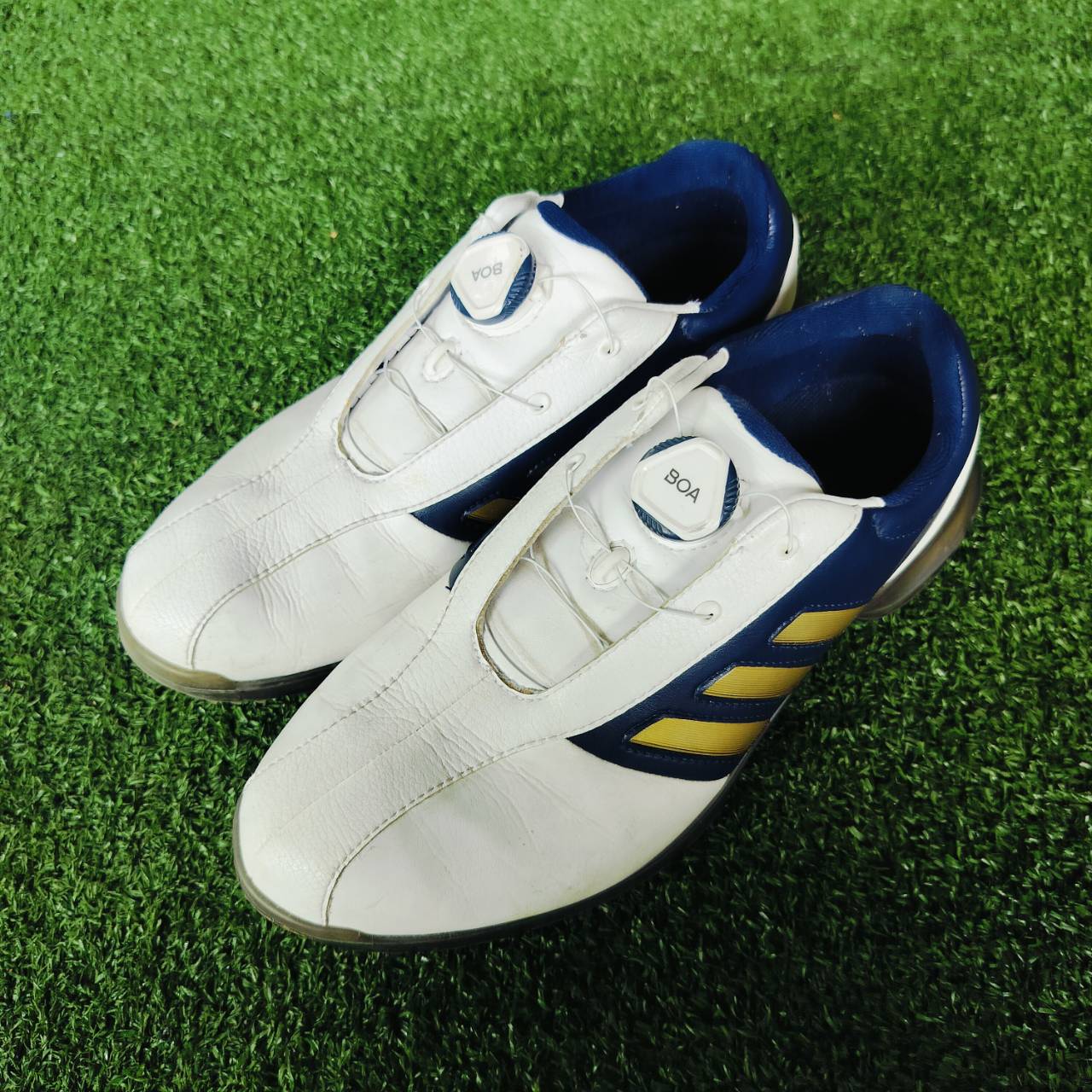 รองเท้ากอล์ฟ ADIDAS มือสอง เบอร์ 7 US ค่ะ ใส่ง่ายมาก เป็นปุ่มหมุด BOA อย่างดี ไม่ต้องคอยผูกเชือก ปุ่มยึดเกาะดีมาก ปรับเปลี่ยนได้ ไม้กอล์ฟพรีเมี่ยมญี่ปุ่นมือสอง By NakaraLuxurious