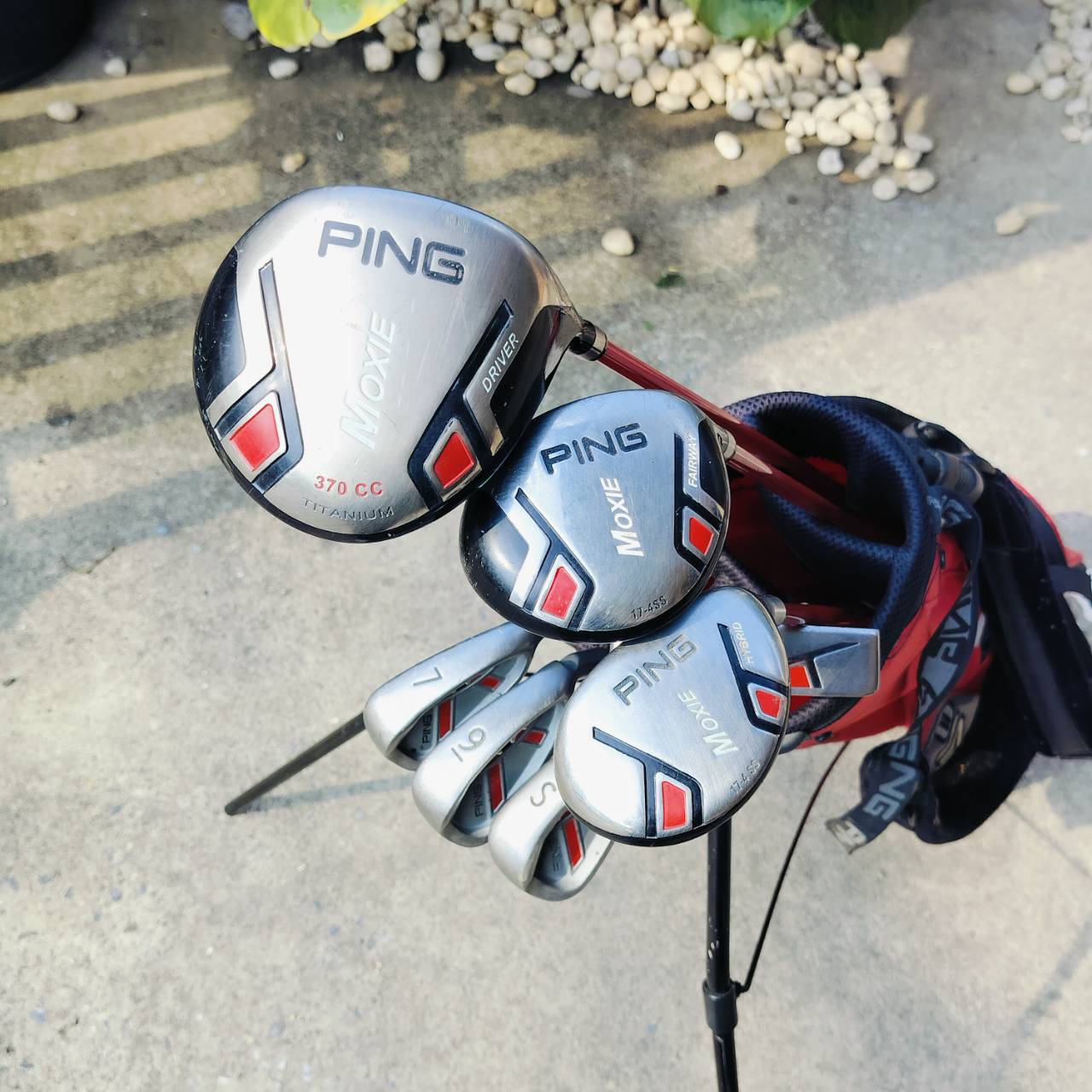 ไม้กอล์ฟเด็กพรีเมี่ยมครบชุด PING MOXIE พร้อมถุงขาตั้ง ของแท้ เดิมๆ COVER ครบ เหล็ก 7 ยาว 33 นิ้ว ค่ะ ไม้กอล์ฟพรีเมี่ยมมือสอง ของแท้ By NakaraLuxurious