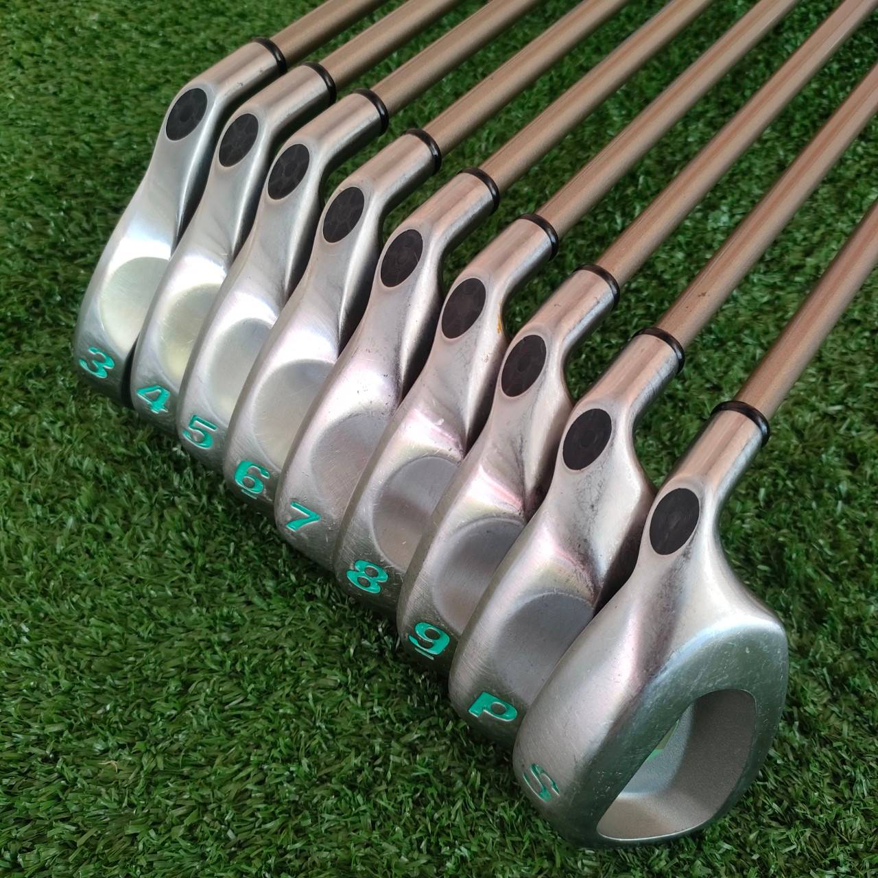 ** ไม้กอล์ฟสำหรับผู้หญิง ** ชุดเหล็ก CALLAWAY BIG BERTHA มีเหล็ก 3-9 เเละ PW ก้าน CALLAWAY GOLF FLEX L ชุดตีง่าย คุณภาพสูงมากๆ ก้านแบบเจาทะลุด้วยครับ คุณผู้หญิงที่กำลังหาเหล็กดีๆ สักชุด พลาดไม่ได้เลยนะครับ ดีกว่าไปซื้อชุดจากจีนครับ!!!