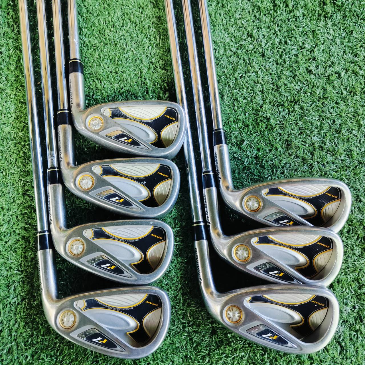 ชุดเหล็ก Taylormade R7 Draw ก้าน เหล็กน้ำหนักเบา 90 กรัม FLEX R วางหมุดน้ำหนักไว้พิเศษ เป็นรุ่น Draw สำหรับนักกอล์ฟที่มักตีเฟดออกขวา สามารถกลับมาตีได้ตรงขึ้นอย่างมาก ไม้กอล์ฟพรีเมี่ยมมือสอง ของแท้ By NakaraLuxurious