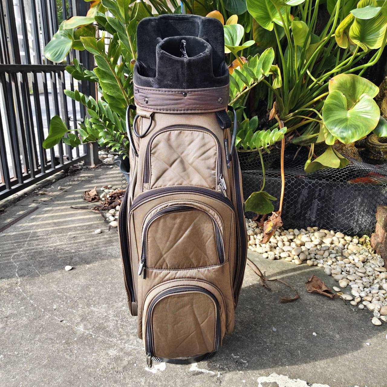 ถุงกอล์ฟ PING ของแท้ มือสอง ** สภาพไม่ค่อยสวย ** ตามรูป แต่ใช้งาานได้เป็นปกติทั้งหมด