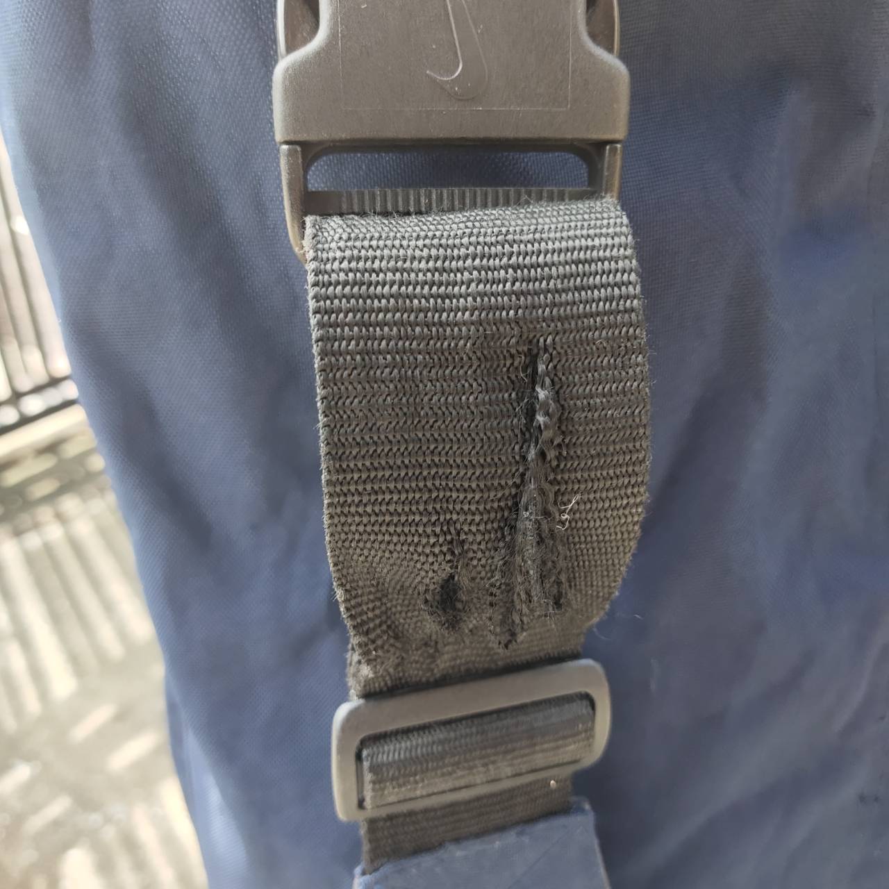 ถุงคลุมขึ้นเครื่องบิน NIKE มือสอง