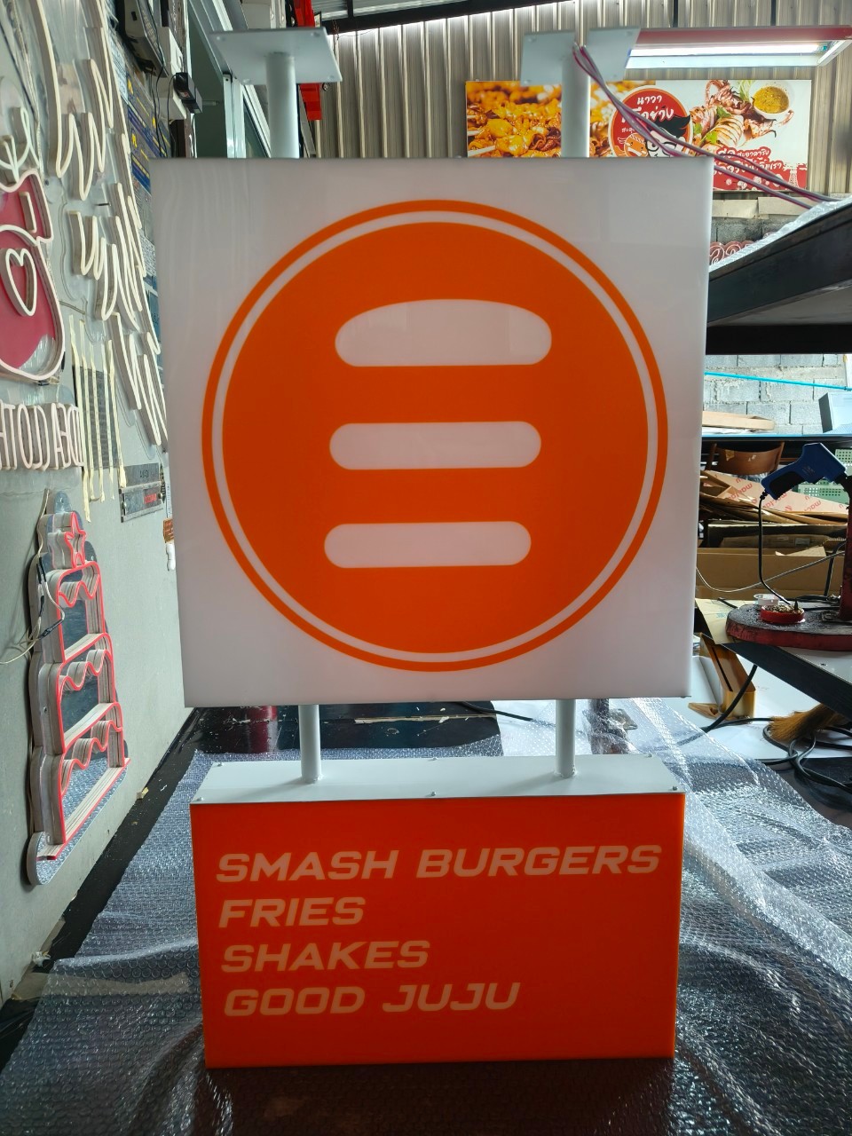 ป้ายกล่องไฟออกรอบตัว