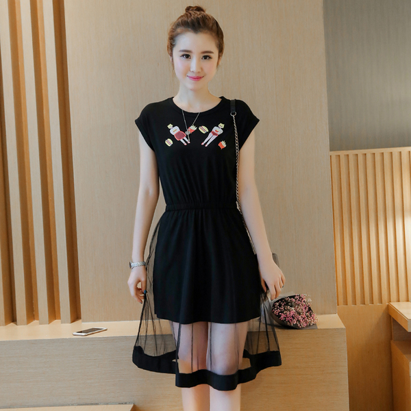 ชุดเดรส สีดำผ้าคอตตอนยืดหยุ่นพิมพ์ลายการ์ตูนหน้าอก ตัดต่อกระโปรง2ชั้นด้วยผ้าชีฟอ