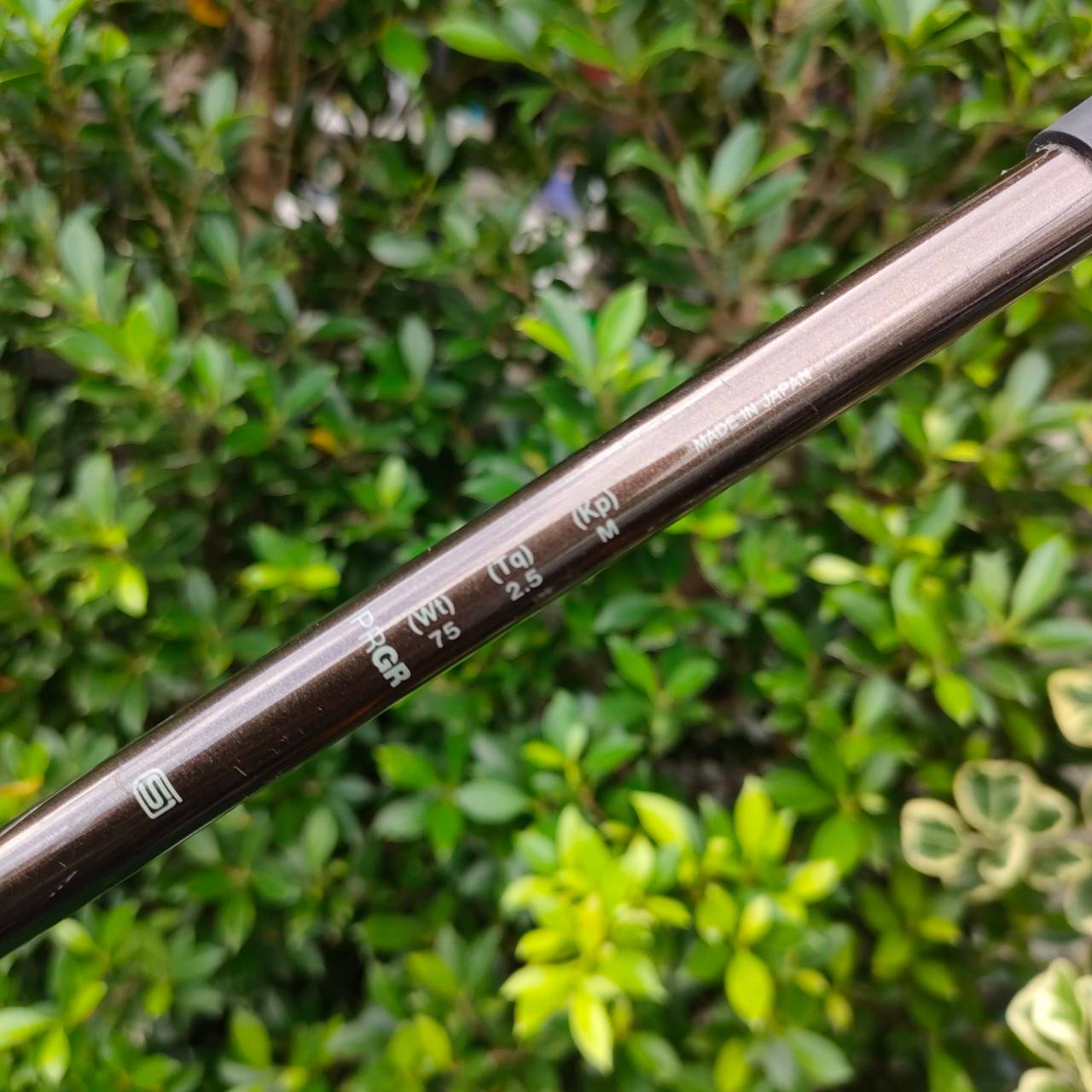 เหล็ก 2 PRGR ZOOM ก้าน ZOOM PRGR M-43 เป็นเหล็กกึ่งไฮบริด เป็นเหล็กยาว ที่ตีง่ายมาก และตีแม่นธงเหมือนเหล็ก ให้สปินได้สูง ระยะไกลๆแบบนี้ ตกหยุดถอยหลังได้เลยครับ