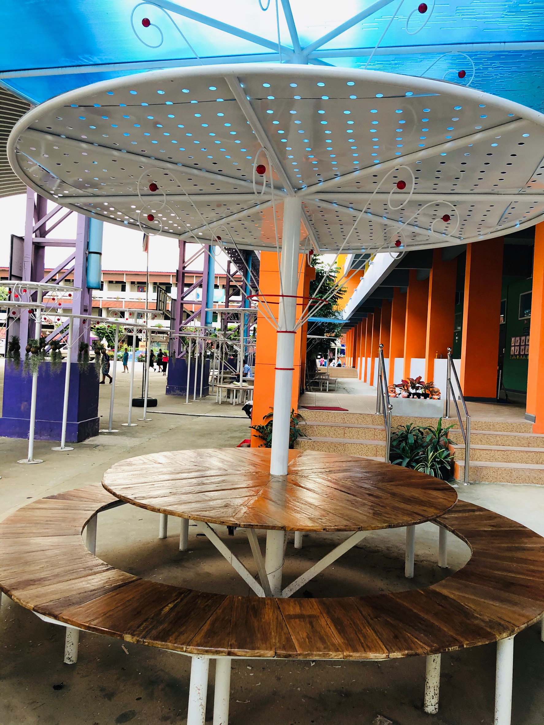 ราชวินิตประถม(บางแค)ทำเวที,ประตู,ที่นั่ง,สนามเด็กเล่น