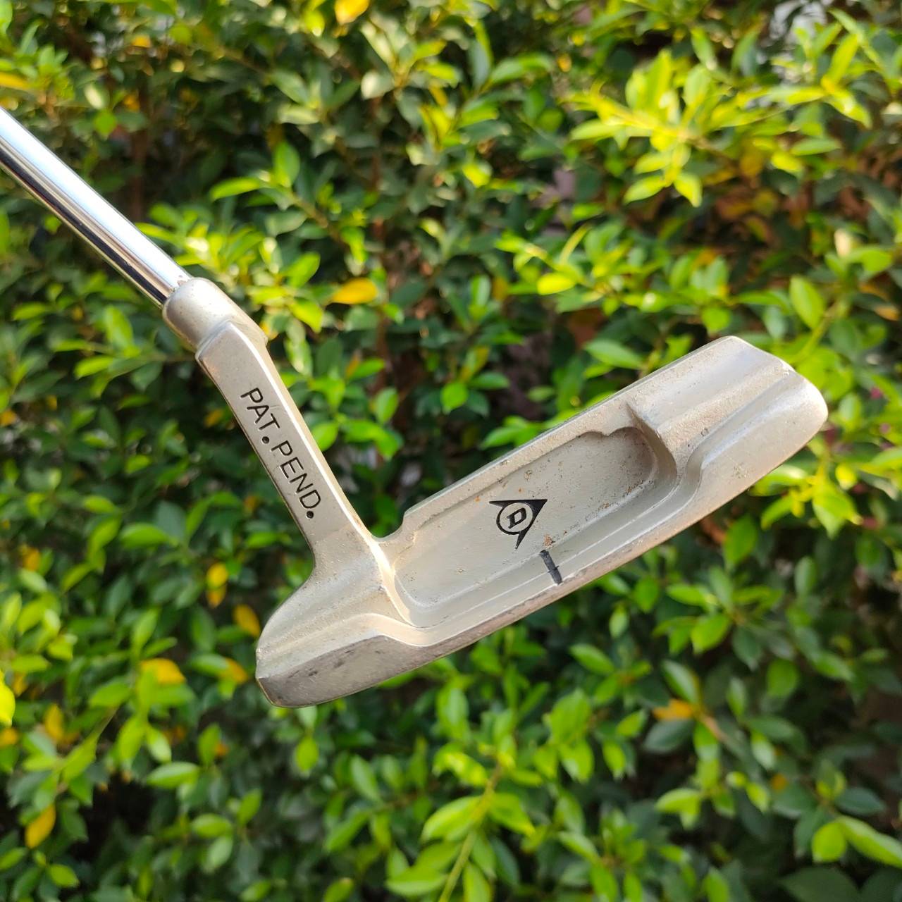 PUTTER DUNLOP DDH DF01 ความยาว 34 นิ้ว กริฟ SUPER STROKE เเบบใหญ่ รุ่นนี้น่าใช้มาก หน้าสัมผัสแบบพิเศษ มี MILLIED + ปุ่มพิเศษ ให้กัดไปกับ รอบบุ๋มของลูกกอล์ฟ ทำให้ลูกหมุน ออกจากหน้าไม้ เกาะไลน์แบบสุดๆ น้ำหนักก็ดี กริพแบบเต็มไม้เต็มมือครับ