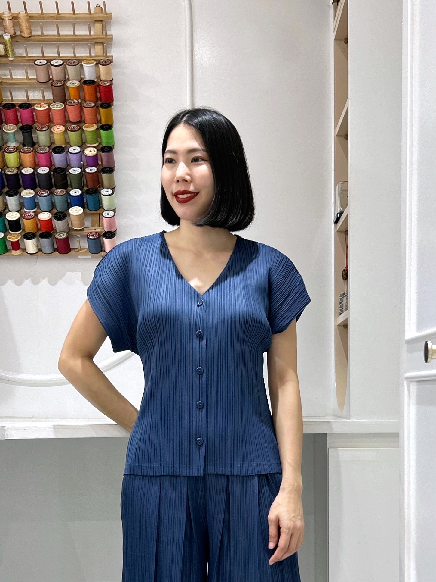 ปรับราคาลง20%!! 2MUAY รุ่น GJO5016 เสื้ออัดพลีทคุณภาพ SHORT SLEEVE V NECK BUTTON FRONT PLEATED TOP 10 สี FREE SIZE