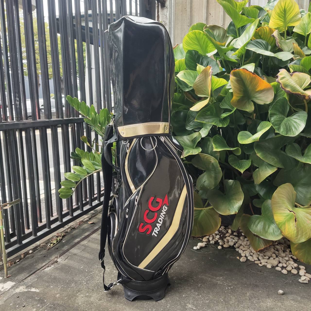 ถุงกอล์ฟ SCG มือสอง ใช้น้อยมากๆ ถุงหนังแก้ว สวยหรูหรา ดูดีมากค่ะ เป็นถุง TOUR ใบใหญ่ ใส่ของได้จุกๆ