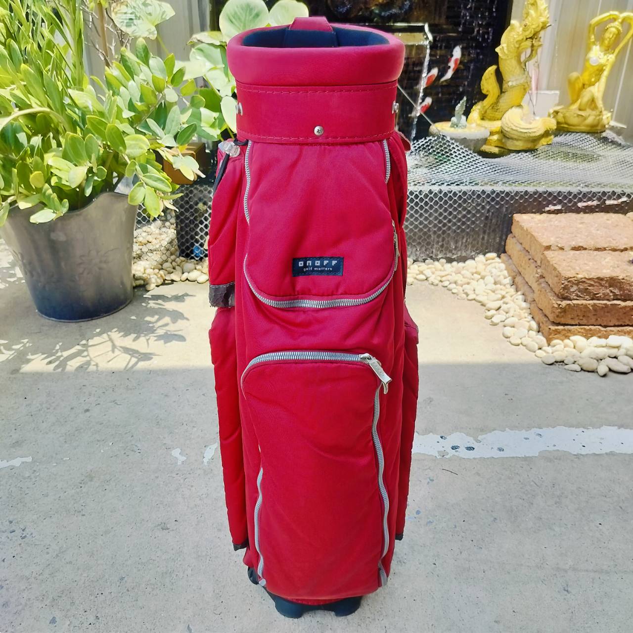 ถุงกอล์ฟ ON OFF มือสอง ของแท้ สภาพสวยเดิม ป้ายยังไม่แกะพลาสติก สีแดงเพลงเป็นสีประจำ ON OFF ช่องใส่ของเยอะ ซิปเยอะ น้ำหนักเบา ไม้กอล์ฟพรีเมี่ยมมือสอง ของแท้ By NakaraLuxurious