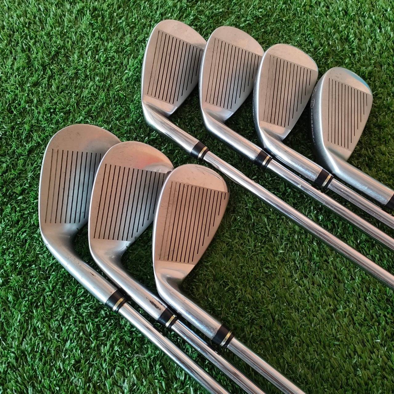 ชุดเหล็ก PROKENNEX SI-30 PLUS มีเหล็ก 5-9 เเละ PW SW เหล็ก CAVITY ใหญ่ตีง่ายมากๆ และ WEDGE ก็เป็นแบบ เบลด ไม่ต้องไปซื้อ WEDGE เพิ่มแล้วครับ