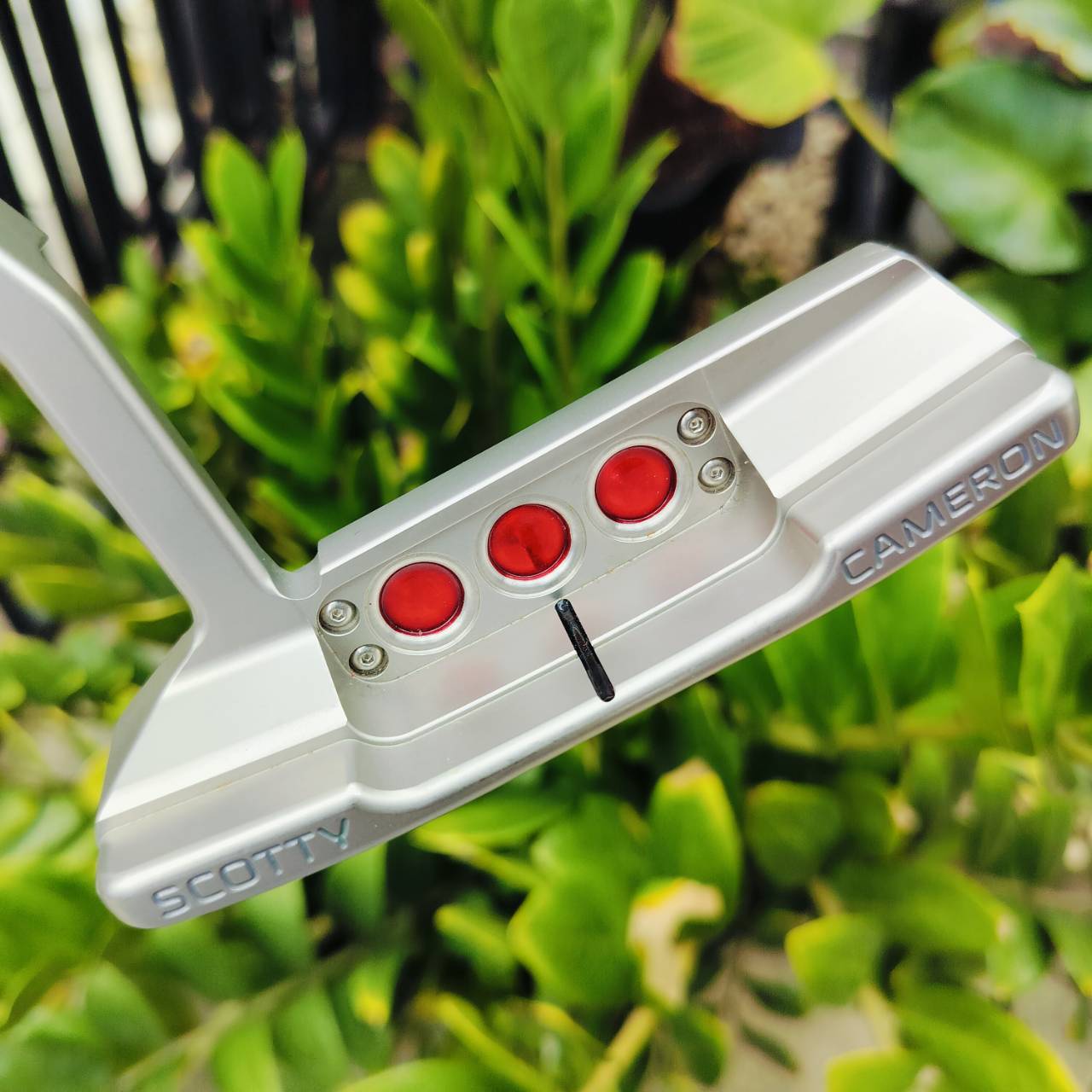 PUTTER TITLEIST SCOTTY CAMERON SELECT NEWPORT 2 รูปทรงยอดนิยม ได้รับความไว้วางใจ ด้วยชัยชนะครั้งสำคัญในประวัติศาสตร์และความสำเร็จหลายทศวรรษ ไม้กอล์ฟพรีเมี่ยมมือสอง ของแท้ By NakaraLuxurious