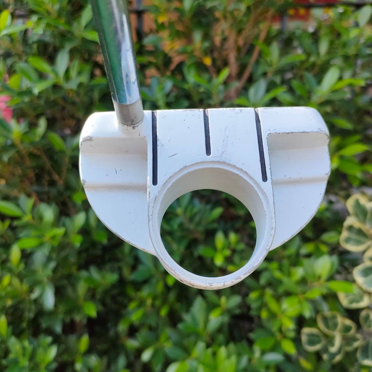 PUTTER TAYLORMADE ROSSA FONTANA GHOST ความยาว 34 นิ้ว เล็งง่าย มีบอลวงกลม เวลาพัตต์เปิดหรือปิดจะเห็นได้ชัด มีขีด เล็งง่าย มากๆ หน้าไม้ เอกสิทธิ์ Taylormade