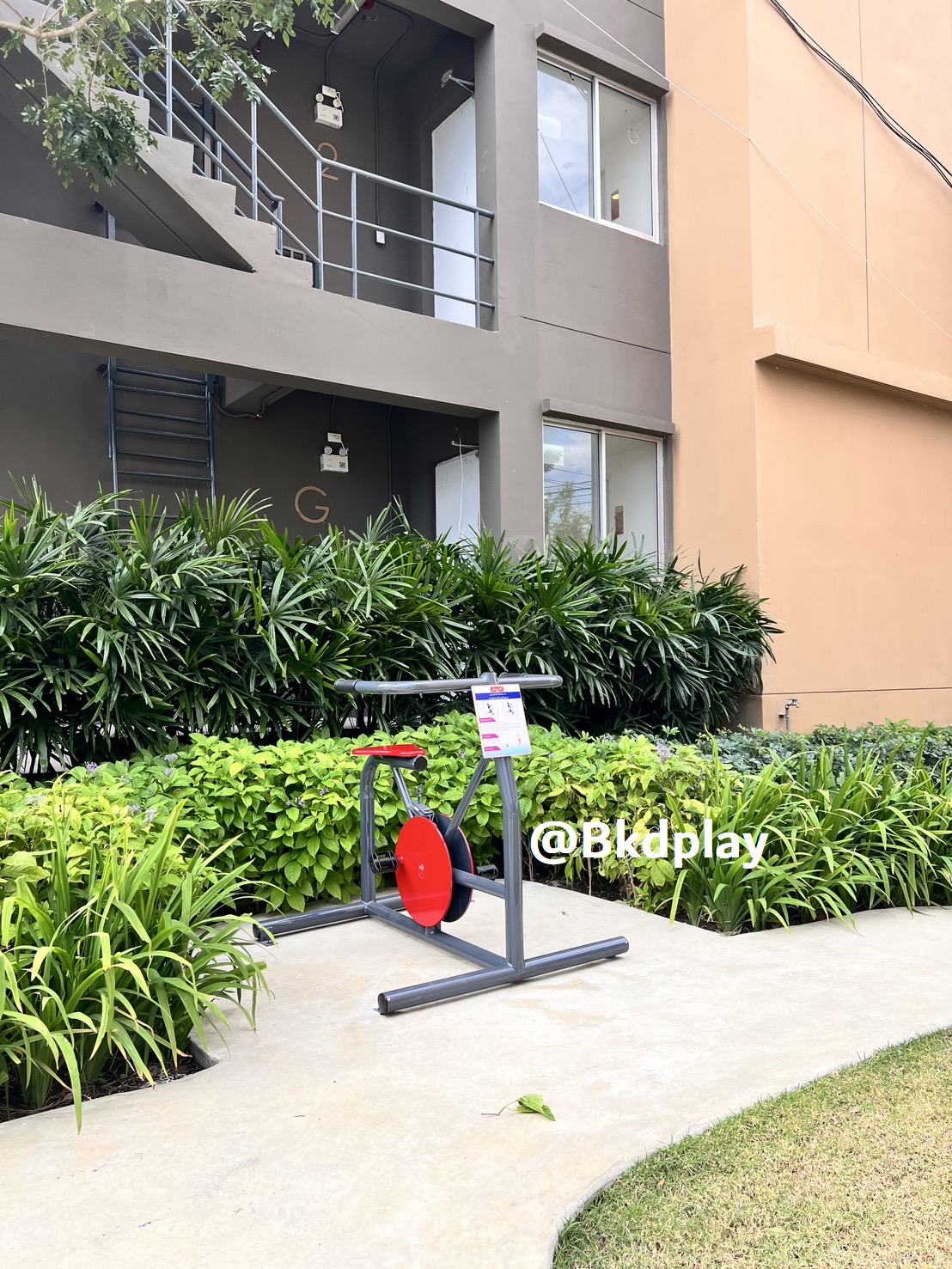 เครื่องออกกำลังกายกลางแจ้งผู้ใหญ่ ,บริหารข้อเข่า-ขา (แบบจักรยาน) , ลานกีฬาอเนกประสงค์ ,สวนสาธารณะ ,เทศบาล ,หมู่บ้าน ,ผลิตในไทย ,สั่งทำตามสีที่ต้องการได้ ขนาด 60 x 100 x 90 ซม.