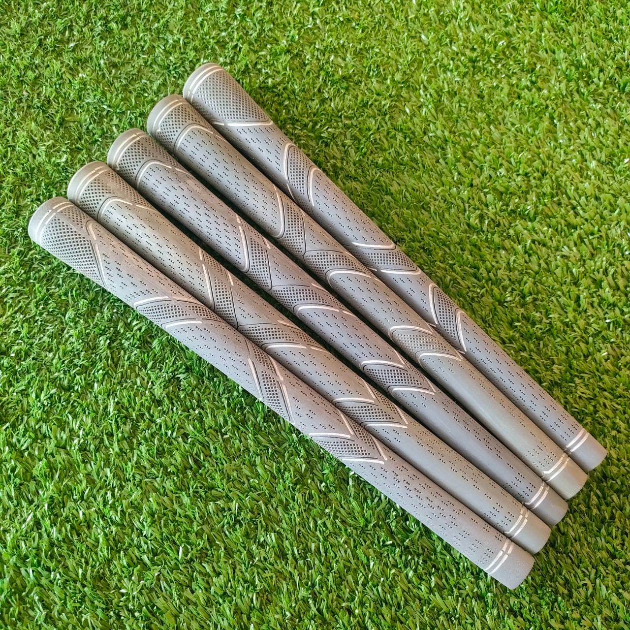 **ราคาต่อชิ้น** GRIP CUSTOM ของใหม่!!! วัสดุพรีเมี่ยม ออกแบบลายให้จับพอดีกับลักษณะมือ!! มือหนึ่ง ของแท้ BY NakaraLuxurious