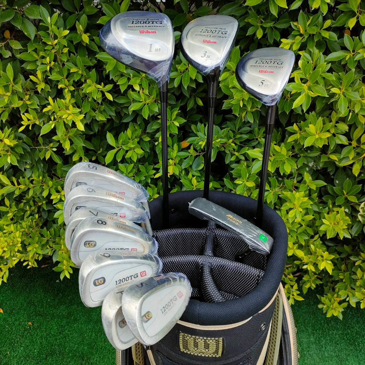 FULLSET WILSON 1200TG ของใหม่!!! คุณภาพสูง เน้นตีง่ายๆ ก้านเบาสบาย ตีได้ระยะดี ชุดเหล็กคมตีมันส์ ถุงกอล์ฟ ช่องใส่เยอะ เบาแข็งแรง!! มือหนึ่ง ของแท้ BY NakaraLuxurious