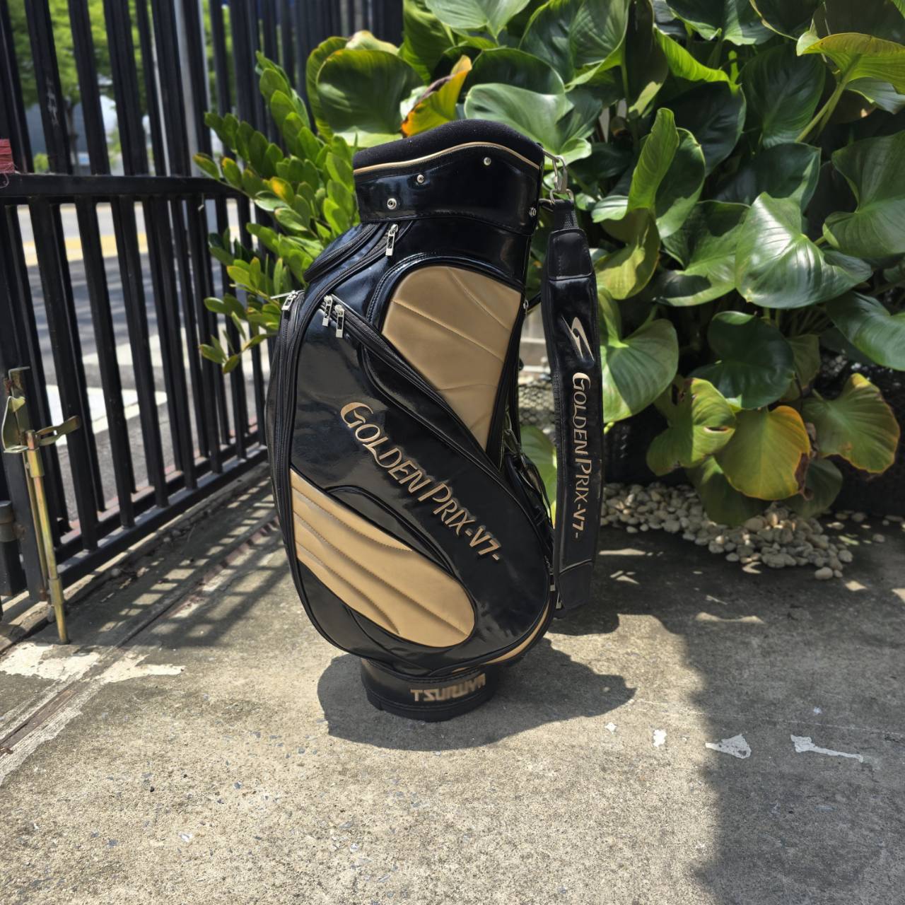 ถุงกอล์ฟ GOLDEN PRIX -V7- ถุง TOUR ใบใหญ่ หนังแก้วอย่างดี เป็นถุงระดับพรีเมี่ยมของญี่ปุ่น ของแท้ มือสอง สภาพสวยเดิมค่ะ ของใหม่ 1 หมื่น 6 พันบาท!!!