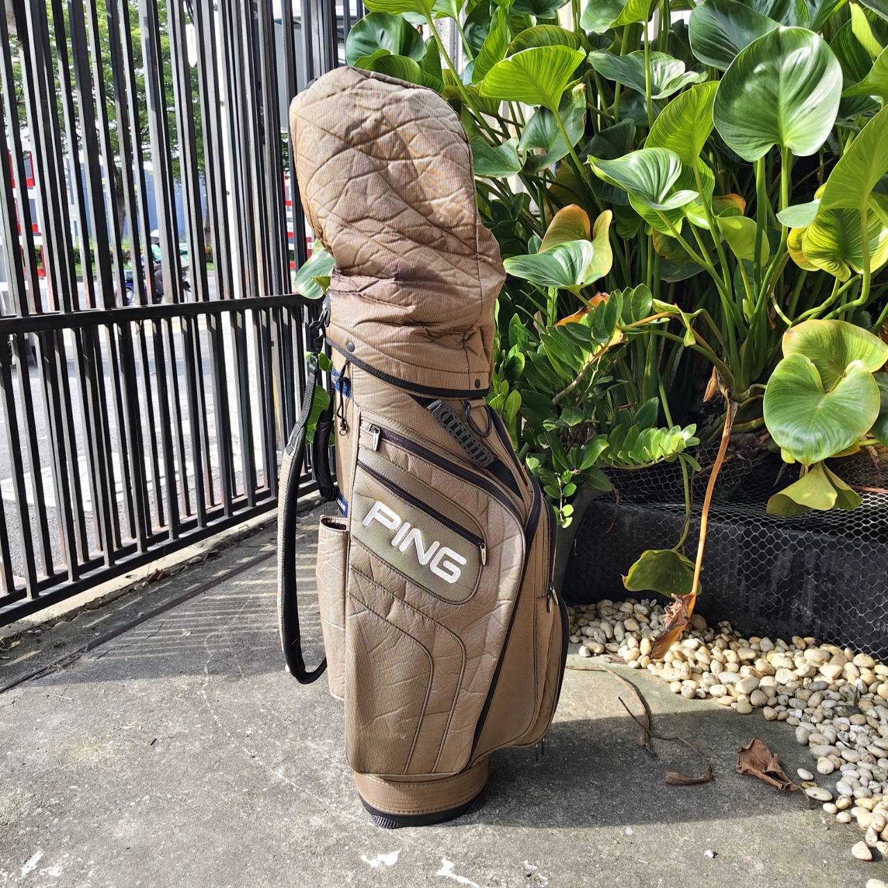 ถุงกอล์ฟ PING ของแท้ มือสอง ** สภาพไม่ค่อยสวย ** ตามรูป แต่ใช้งาานได้เป็นปกติทั้งหมด