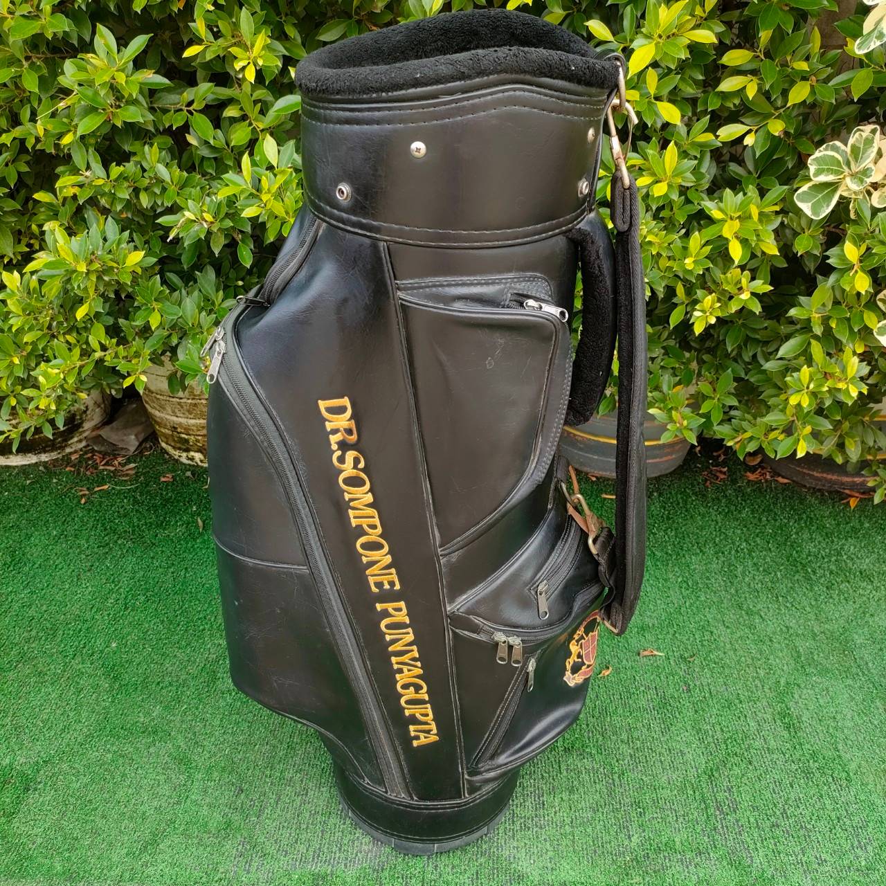 ถุงกอล์ฟ BANGKOK GOLF CLUB มือสอง มีช่องใส่ไม้กอล์ฟ 12 ช่อง แบบแยกกัน และมีขอบกำมะหยี่อย่างดี!! มือสอง ของแท้ BY NakaraLuxurious