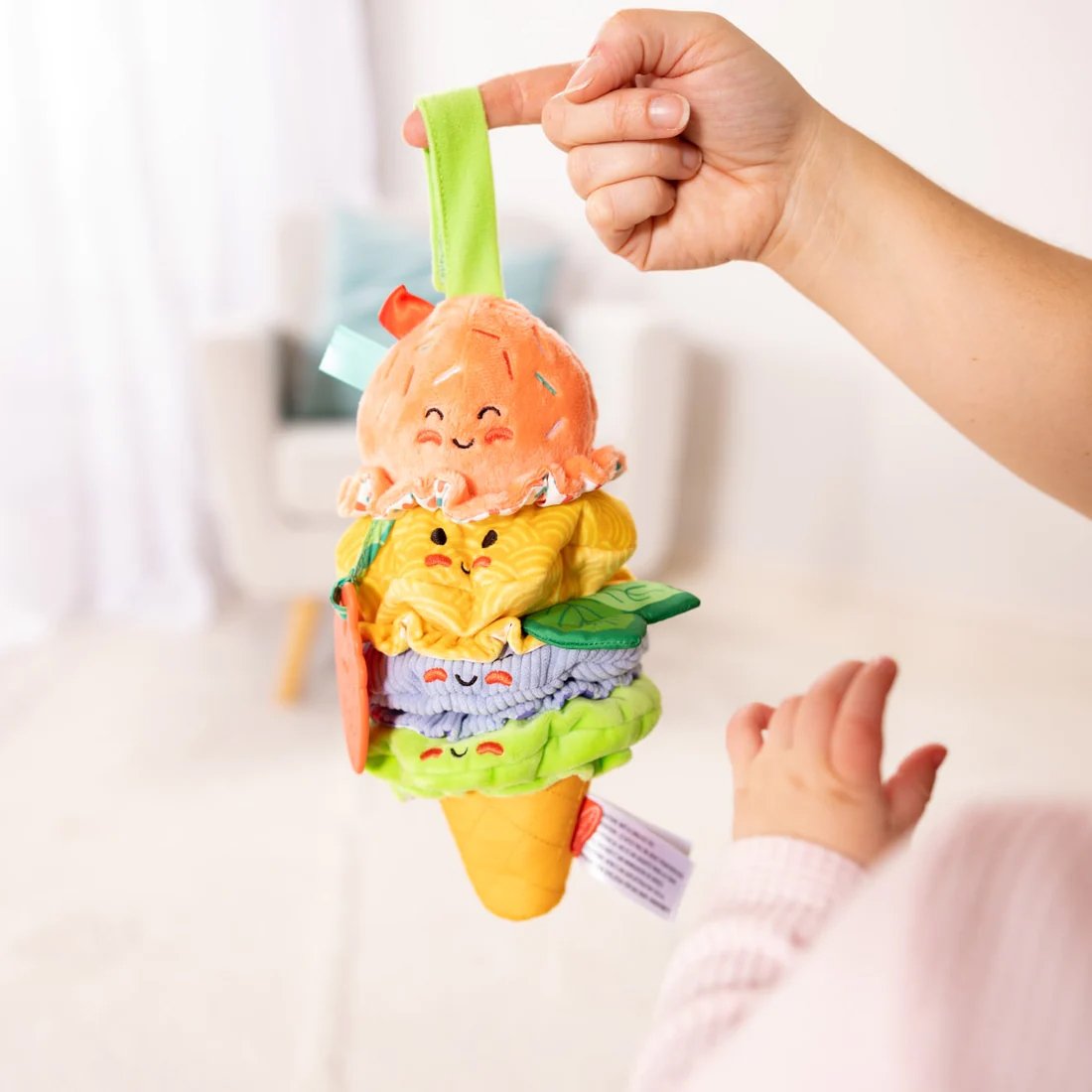 ของเล่นผ้า มีเสียง รุ่นไอศรีมยิ้ม ใหญ่ นิ่ม หลากพื้นผิว เขย่ามีเสียง Melissa & Doug Ice Cream Take-Along Toy