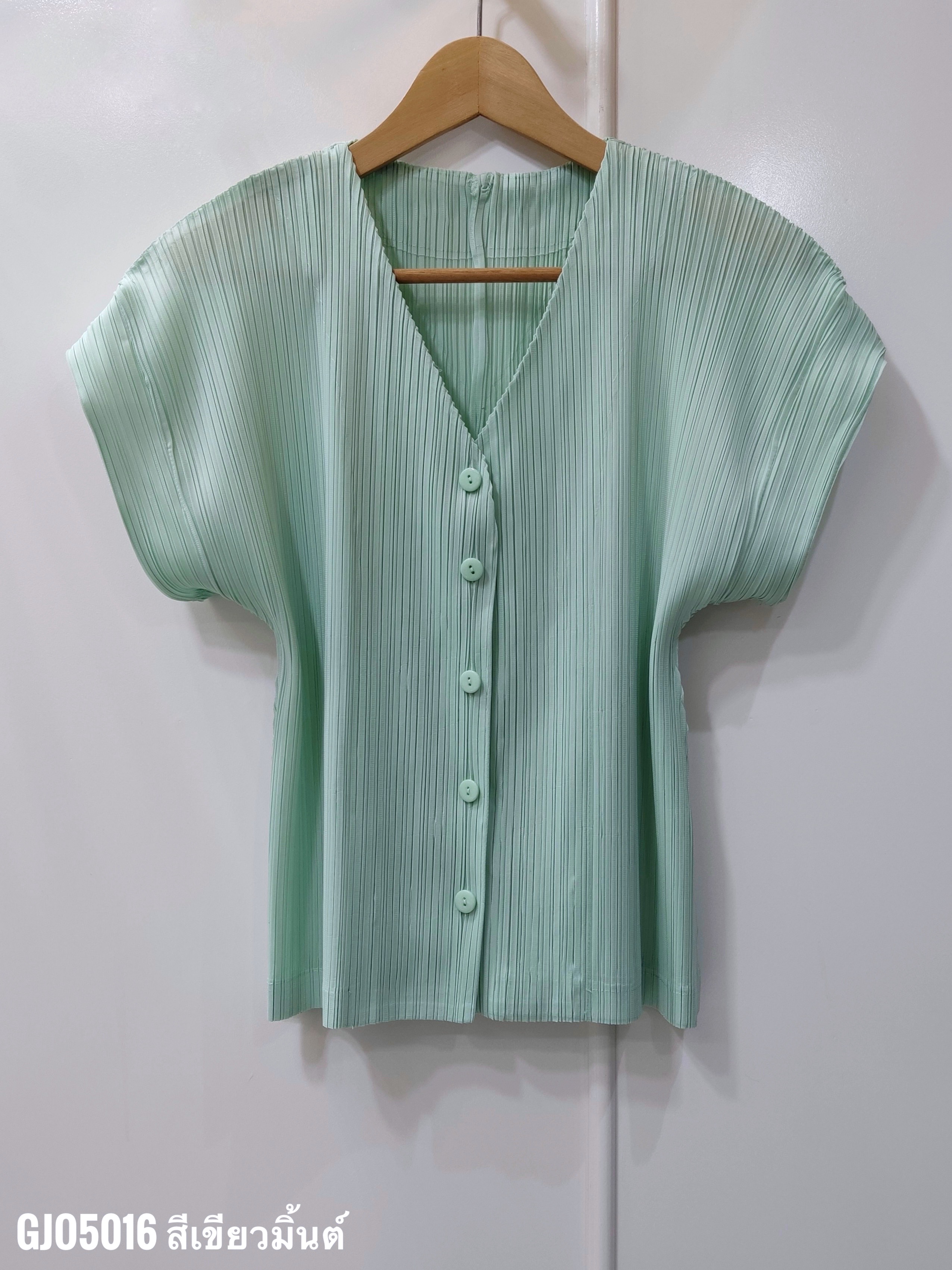 ปรับราคาลง20%!! 2MUAY รุ่น GJO5016 เสื้ออัดพลีทคุณภาพ SHORT SLEEVE V NECK BUTTON FRONT PLEATED TOP 10 สี FREE SIZE