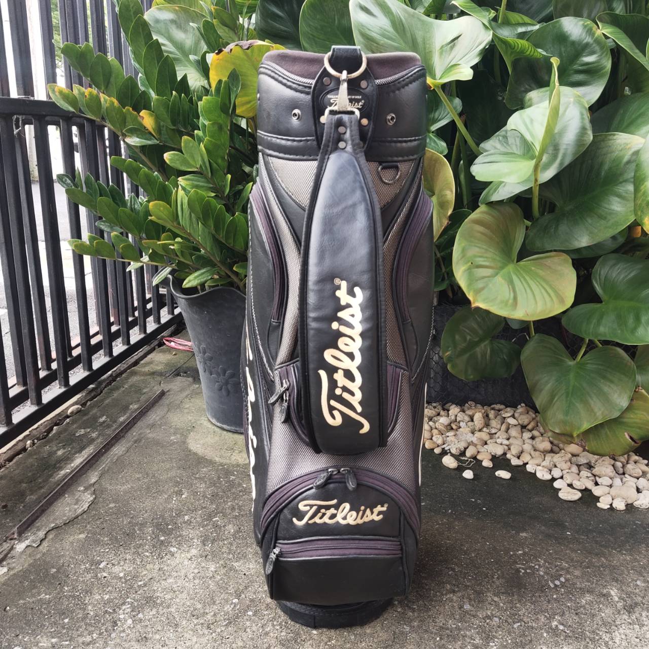 ถุงกอล์ฟ Titleist ถุง TOUR ใบใหญ่ มือสอง ของแท้ ใส่ไม้ได้เยอะ และอุปกรณ์ได้ครบมากที่สุด