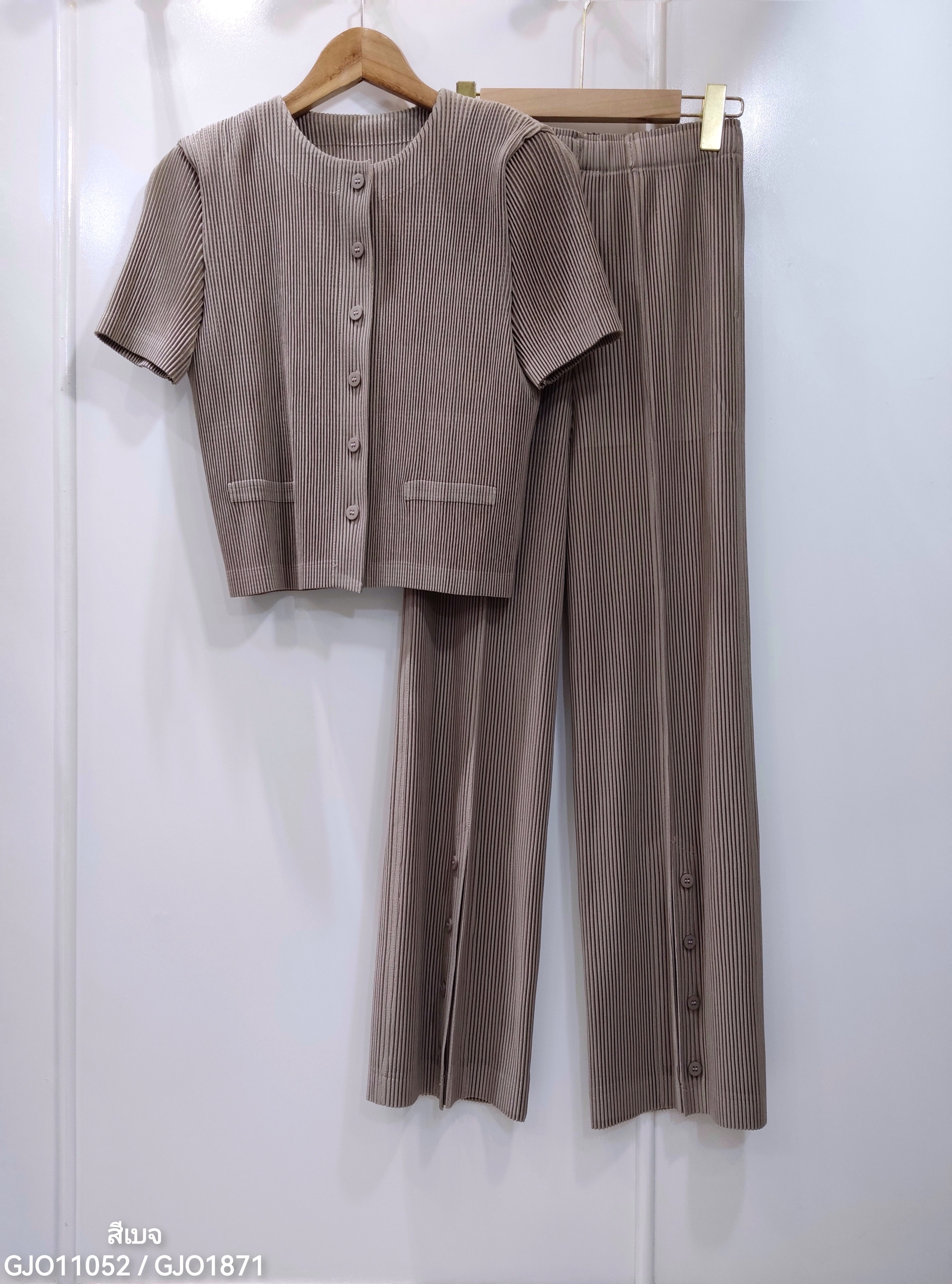 2MUAY รุ่น GJO11052 / GJO1871 เซ็ตพลีทคุณภาพ THICK SHORT SLEEVE BUTTON FRONT TOP WITH PANTS PLEATED SET 10 สี FREE SIZE