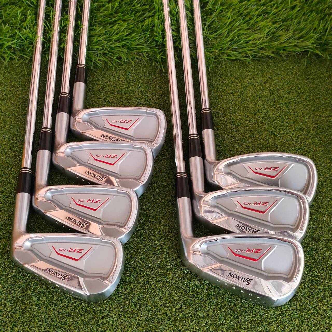 ชุดเหล็ก SRIXON ZR-700 มีเหล็ก 4 - 9 PW ได้ 7 ชิ้น เหล็กพรีเมี่ยม FORGED จากญี่ปุ่น มี CAVITY ด้าน ตีไม่ยากเลยครับ ได้ฟิลลิ่งของวัสดุพรีเมี่ยมและตีง่าย สภาพสวยมากเดิมๆเลยครับ