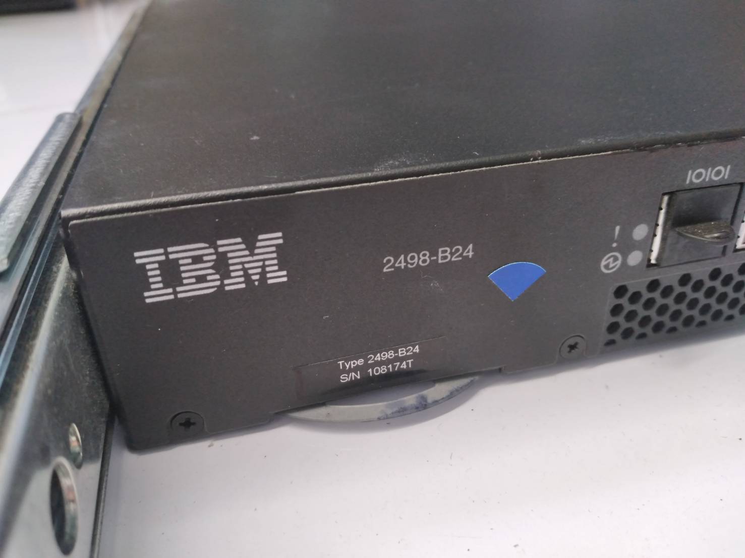 IBM 2498-B24/24E SAN Switch with 24 ports and Rack Mounting Kit พร้อมโมดูล 16 ตัว