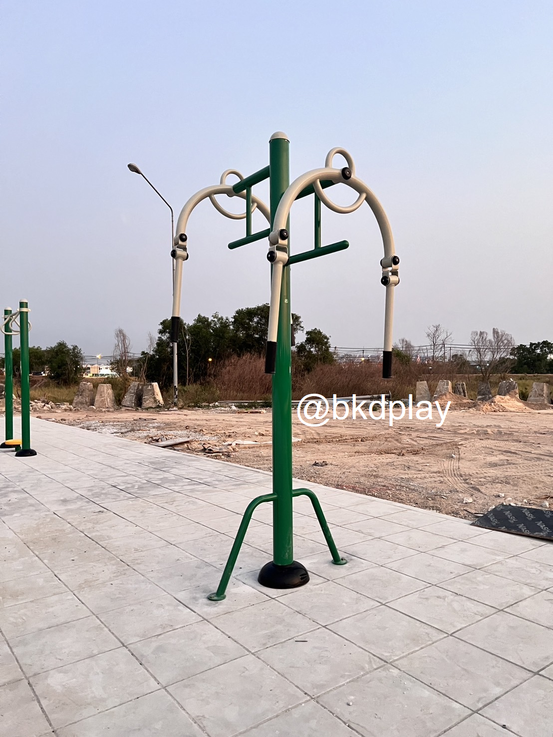 เครื่องออกกำลังกาย กลางแจ้ง ชุดอุปกรณ์ บริหารแขน หัวไหล่ แบบยืน ดึงสลับ 2 ด้าน ลานกีฬา อเนกประสงค์ สนามกีฬา ผลิตในไทย สั่งทำตามสีที่ต้องการได้