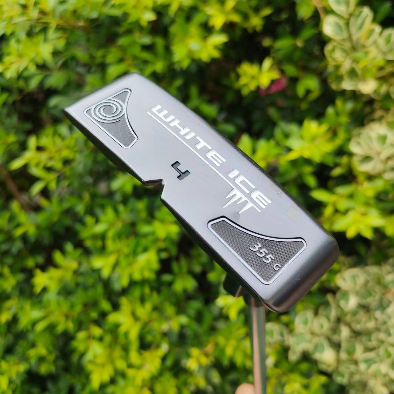 PUTTER ODYSSEY WHITE ICE 4 355 ความยาว 33 นื้ว ก้าน ODYSSEY สภาพสวยงามเดิมๆ พัตต์ดีมาก ถ่วงน้ำหนักบล๊านซ์ทั้งสองข้าง เป็นรุ่นที่น่าเล่นที่สุด ด้านหลังยื่นเล็กน้อย ทำให้ HIGH M.O.I. ชดเชยได้สูงขึ้น พัตต์ได้ตรง แม่นยำ เล็งง่ายมาก *** กริพมีลอกติดมือ เก็บไว้