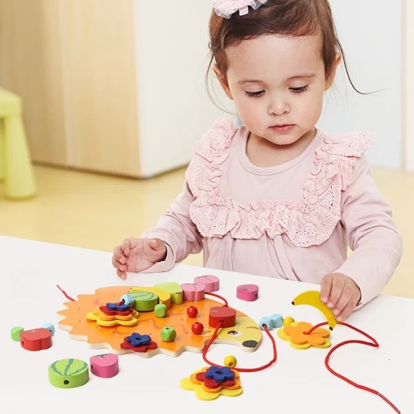 เม่นน้อยร้อยเชือกขนผลไม้, ของเล่น,ร้อยเชือก,เม่นน้อย,,ของเล่นไม้,ของเล่นเสริมทักษะการเรียนรู้, ของเล่นเสริมพัฒนาการเด็กอนุบาล, สื่อการสอนปฐมวัย, พร้อมส่ง