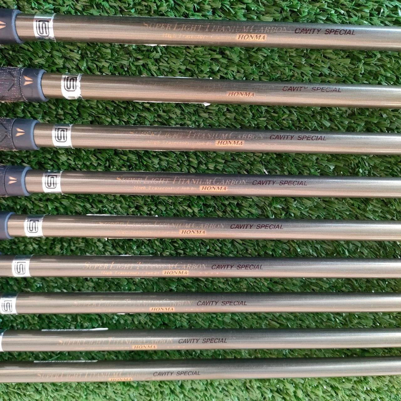 ชุดเหล็ก HONMA LB-717 มีเหล็ก 3 - 11 ชุดใหญ่!!! ก้าน SUPER LIGHT ก้านระดับ 3 ดาว *** สุดยอดก้านพรีเมี่ยม สูงกว่าระดับ ในท้องตลาดทั่วไป และมีราคาแพงสุดๆ วัสดุส่วนหัว สุดพรีเมี่ยม ถ้าท่านใด เคยลองตีจะรู้เลยครับ โลโก้ทองเคครับ รุ่นนี้ตีดีมาก และพรีเมี่ยมสูงส