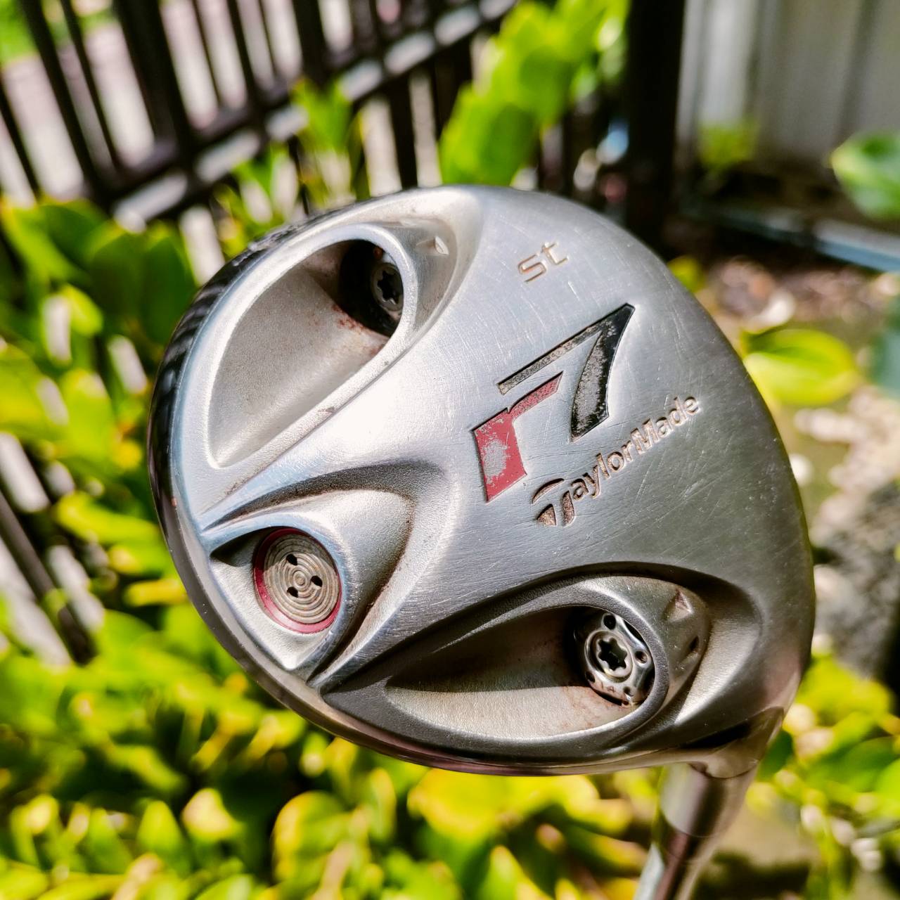 FW7 Taylormade ST ก้าน RE*AX FLEX R องศา 21 รุ่นนี้ตีตรงมากๆค่ะ เพราะถ่วงน้ำหนัก ไว้ถึง สามจุด โดยมีหมุดใหญ่อยู่กลาง และมีสองหมุดบน-ล่าง ที่ไขปรับได้ ไม้กอล์ฟพรีเมี่ยมมือสอง ของแท้ By NakaraLuxurious