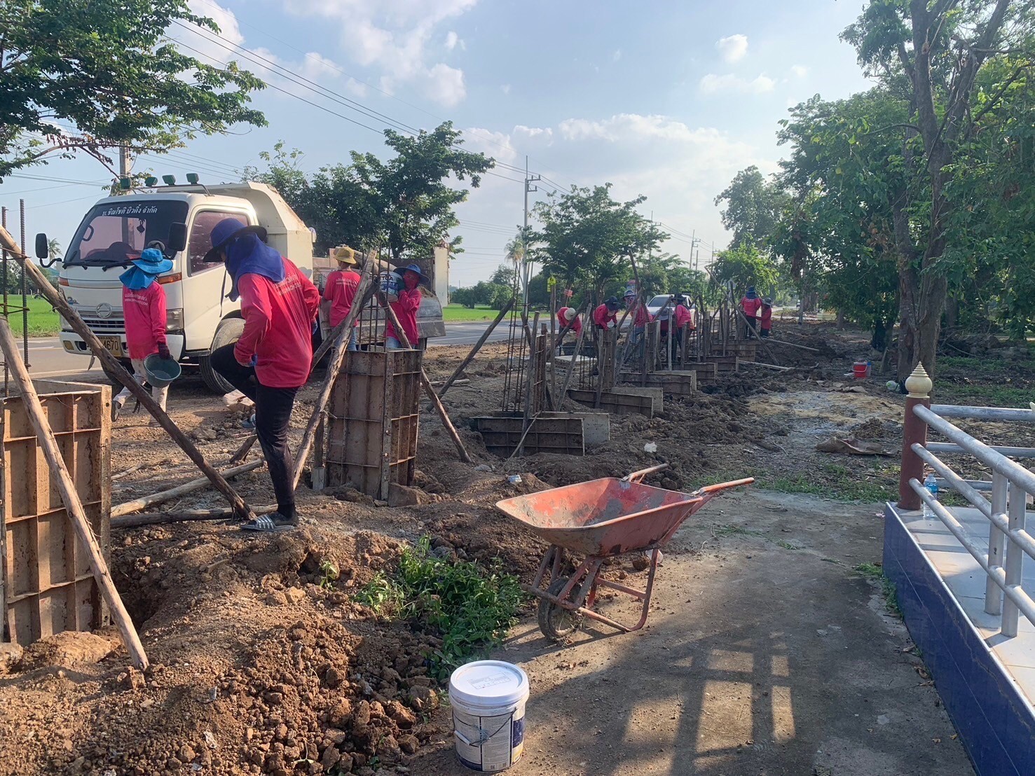 สร้างกำแพงวัดดงกะเชา จ.สุพรรณบุรี