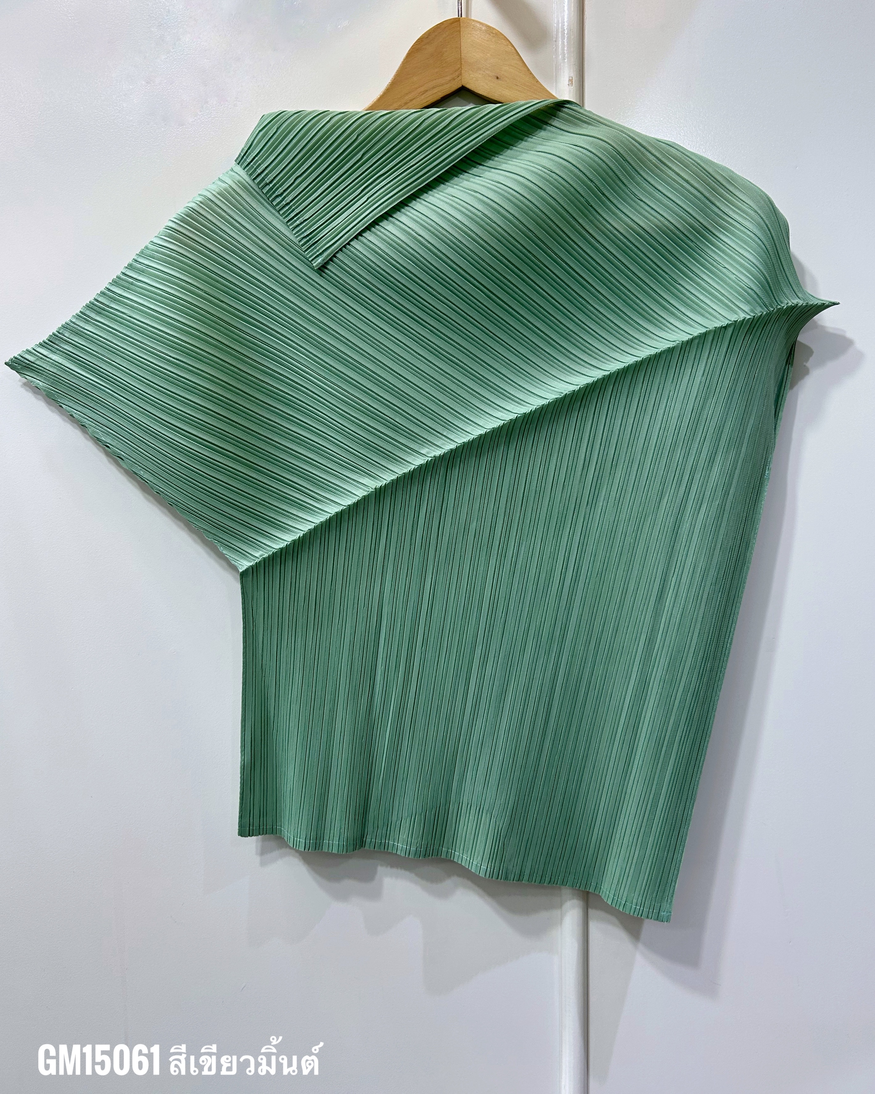 อกถึง 40 นิ้ว 2MUAY รุ่น GM15061 เสื้ออัดพลีท FOLD NECK ASYMMETRIC PLEATED TOP 12สี FREE SIZE