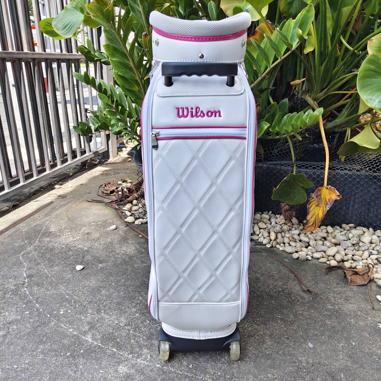 ถุงกอล์ฟ WILSON **มีล้อลาก** มือสองสภาพสวยมาก แทบไม่ได้ใช้ วัสดุดีมากๆ น่าใช้แบบสุดๆเลยค่ะ