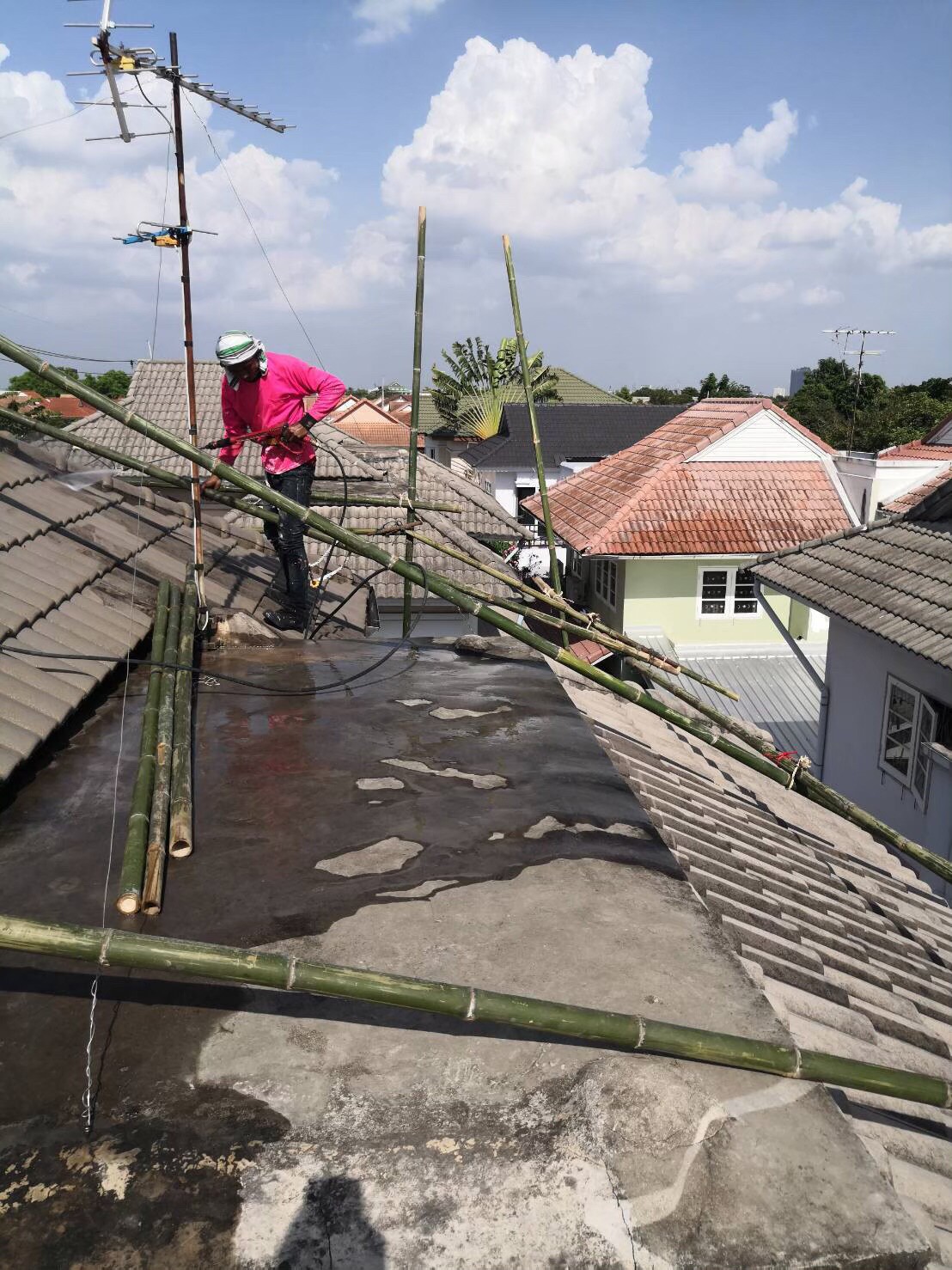 งานทาสีบ้าน และทาสีหลังคาพร้อมกันซึม ม.สินบดี