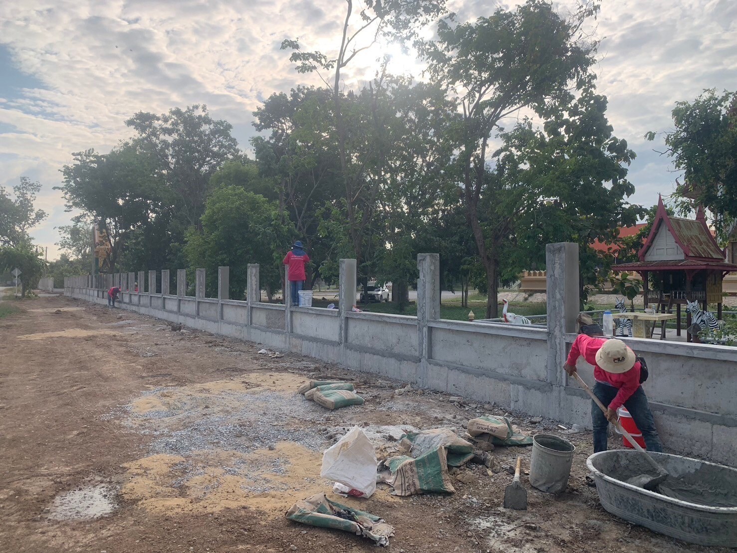 สร้างกำแพงวัดดงกะเชา จ.สุพรรณบุรี