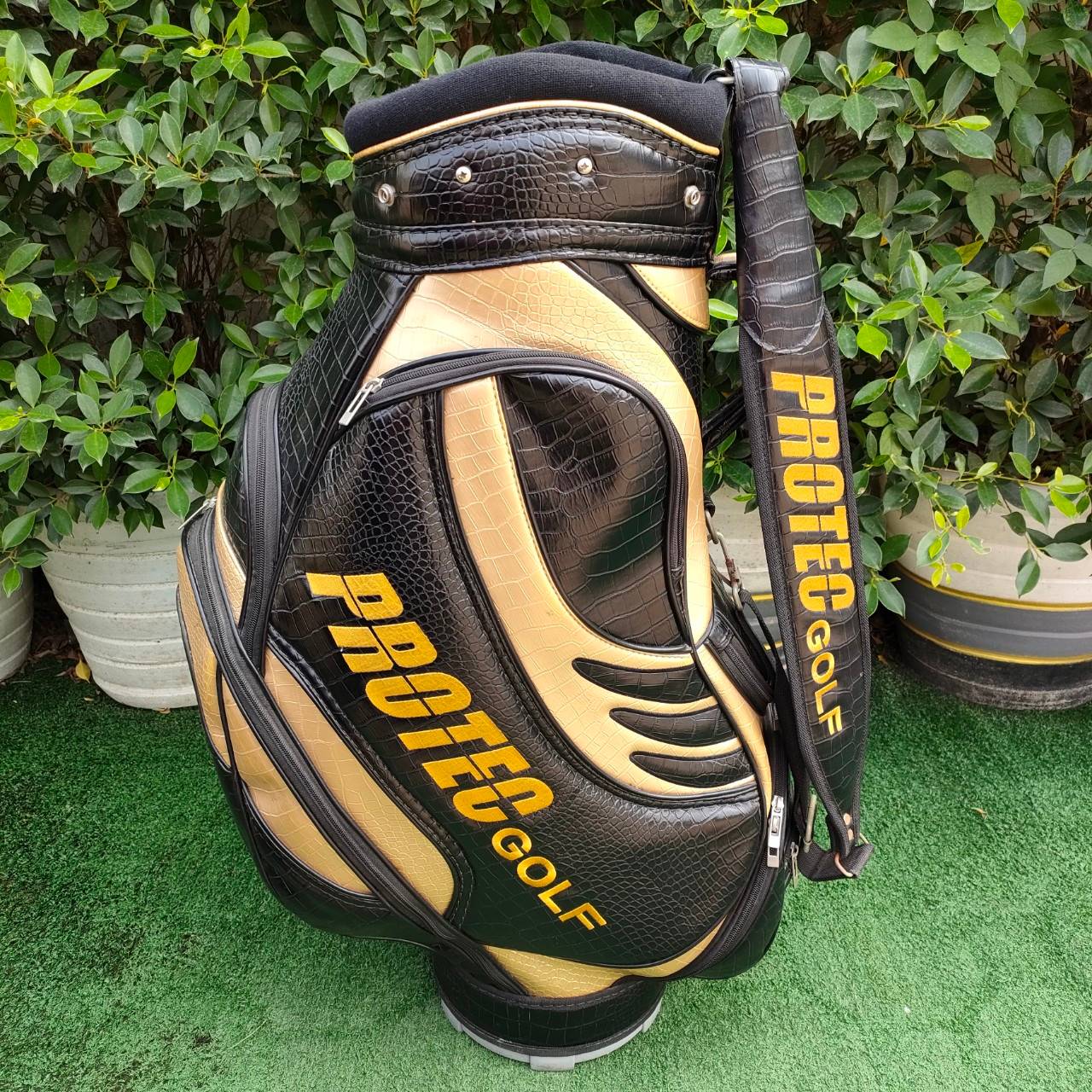 ถุงกอล์ฟ PROTEC GOLF มือสอง ถุงหนังใบใหญ่ สวยมากๆ พรีเมี่ยม แบรนด์เจ้าของ SUPERMAN ราคาของใหม่เกือบสองหมื่น