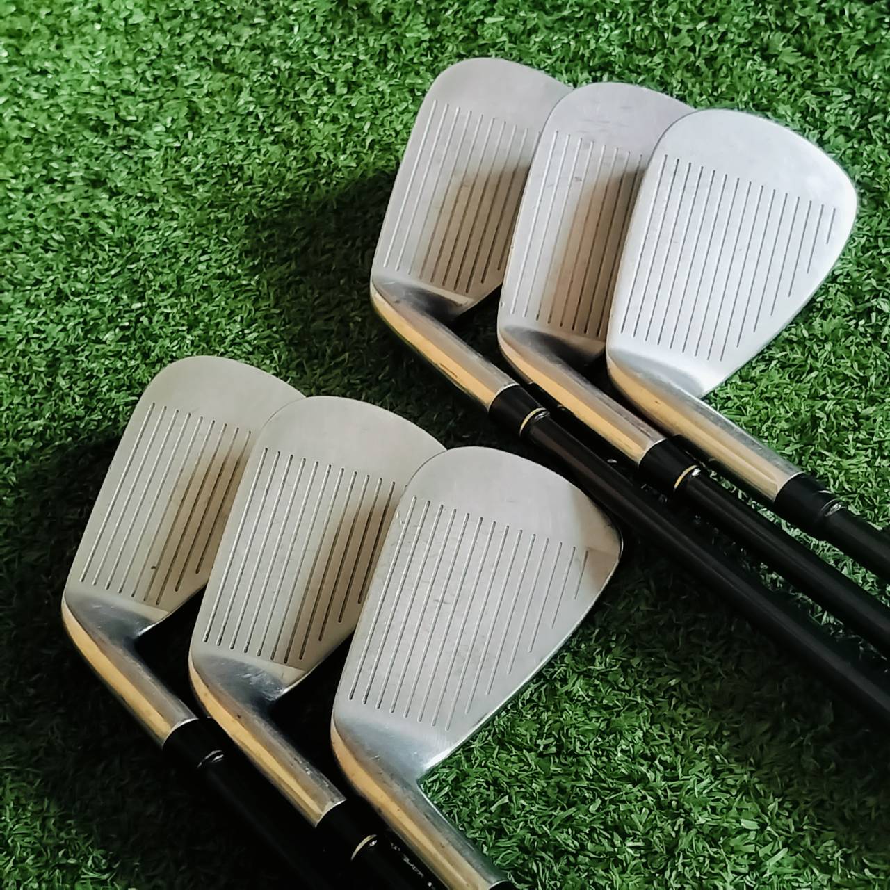 ชุดเหล็ก WILSON TAB II เหล็กตีไกลแบบสุดๆเลยค่ะ และมี CAVITY ช่วยให้ตีง่ายมาก มือใหม่ มือกลาง ตีสบายๆเลย ไม้กอล์ฟพรีเมี่ยมมือสอง ของแท้ By NakaraLuxurious