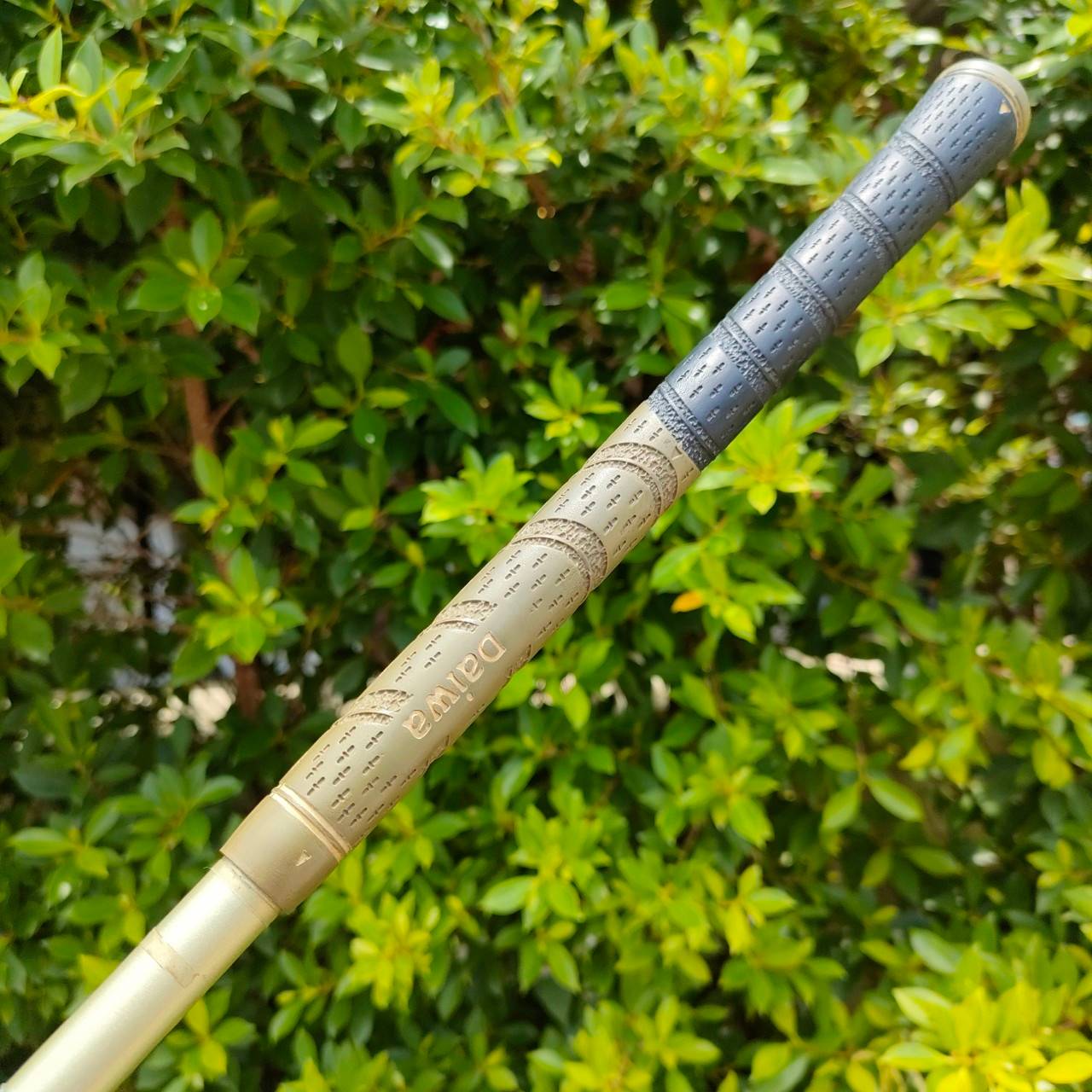 ชุดเหล็ก DAIWA DAIWA ROYAL LEVEN GOLD เป็นชุดพรีเมี่ยมสูงสุดของแบรนด์ DAIWA TI - FACE หน้าไทเทเนี่ยม หน้าเด้งแบบสุดขีด มีเหล็ก 6 - 9 เเละ PA SW ก้าน DAIWA ROYAL LEVEN GOLD FLEX R ไม้กอล์ฟมือสอง ของแท้ BY NakaraLuxurious