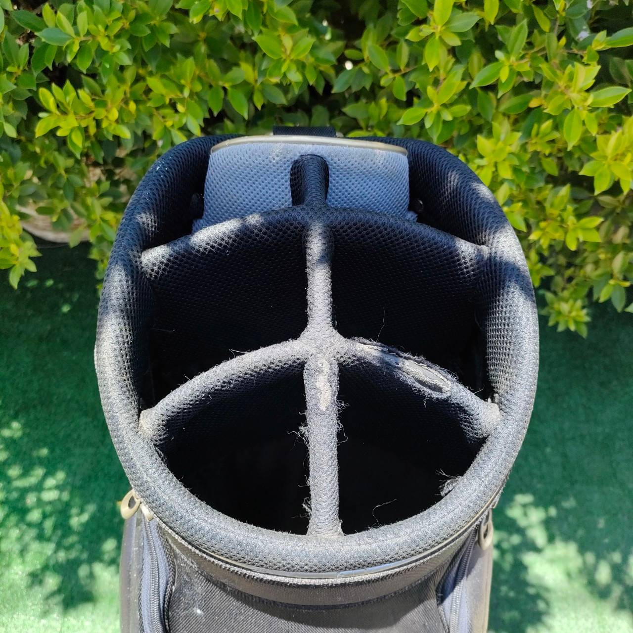 ถุงกอล์ฟ TAYLORMADE มือสอง * ปากถุงมีผ้าขาดนิดหน่อยตามรูปนะคะ ถุง TOUR ใบใหญ่ 9 นิ้ว สภาพโดยรวมสวยสมบูรณ์ ไม้กอล์ฟมือสอง ของแท้ BY NakaraLuxurious