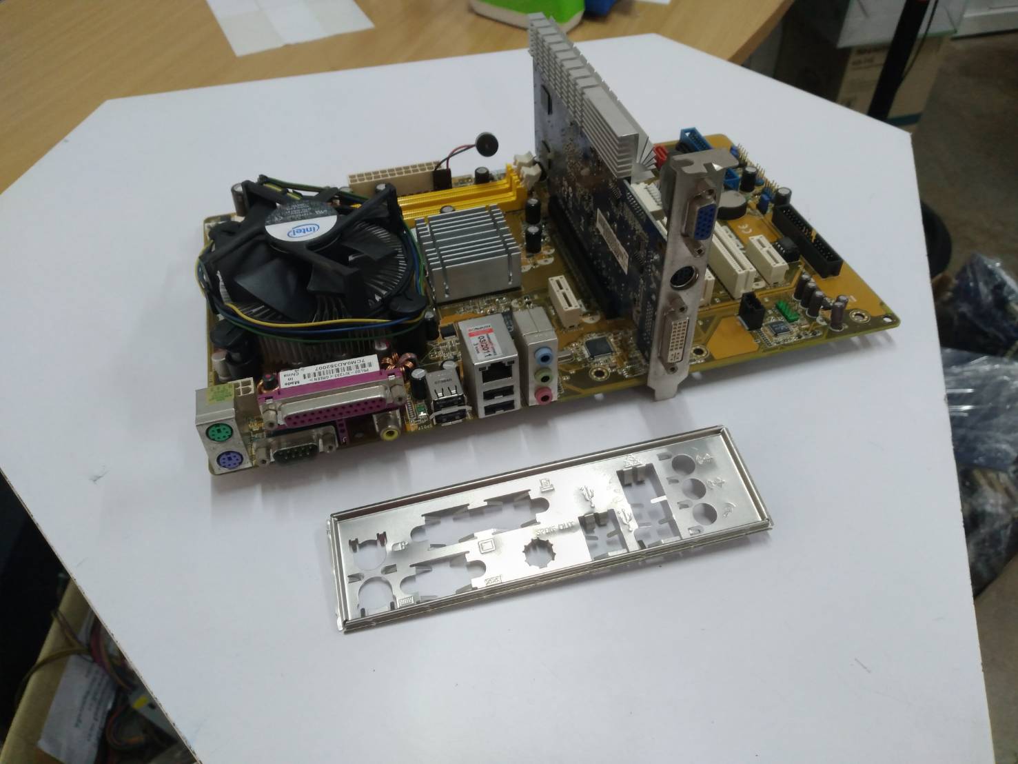 P5LD2-X/1333 มาพร้อม CPU E7400 ฝาหลัง ฮิตซิ้ง และการ์ดจอ 256 MB