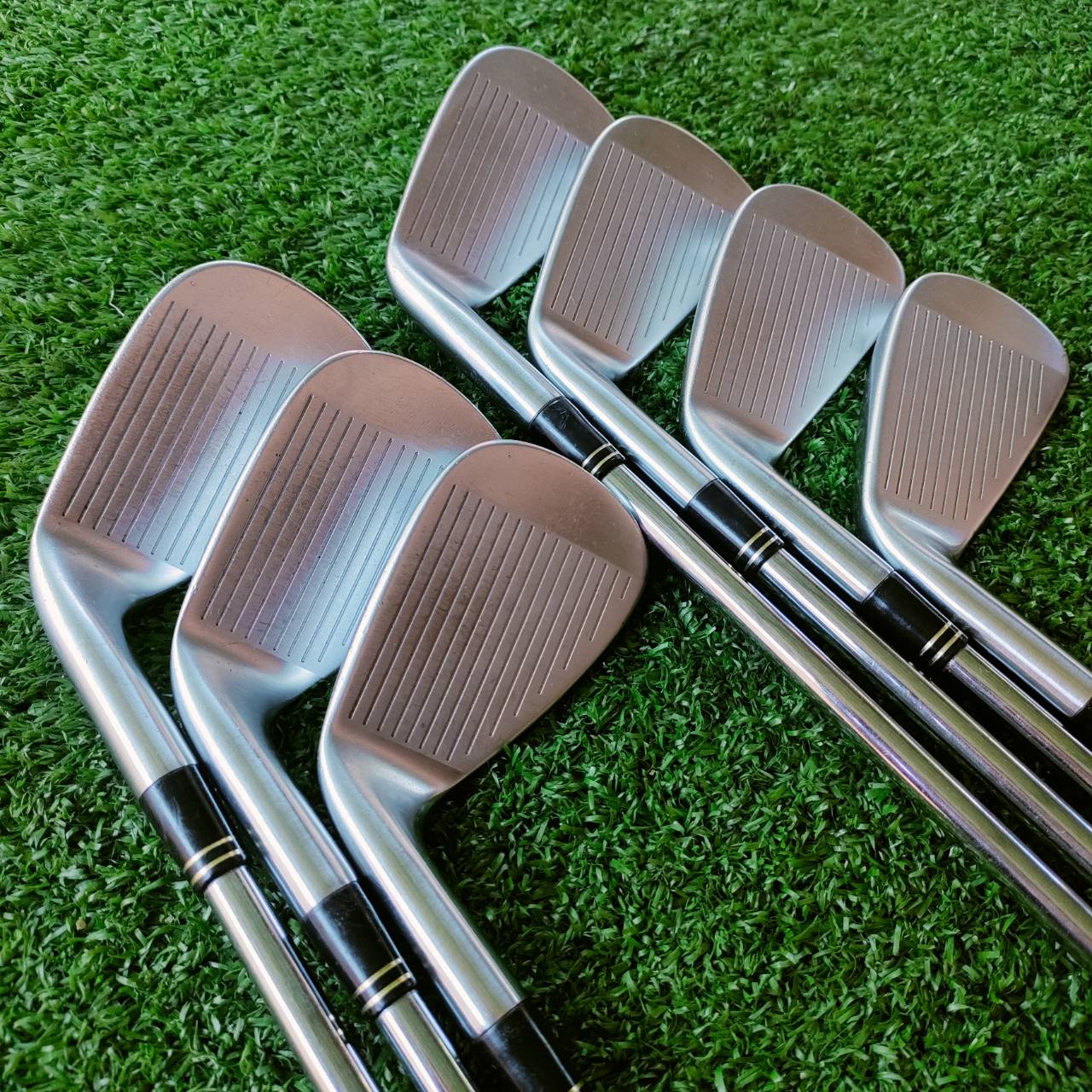 ชุดเหล็ก TaylorMade Tour Preferred สำหรับท่านที่ชอบใบขนาดไม่เทอะทะ แต่แฝงดด้วยความตีง่ายด้วยการมีร่อง CAVITY ด้านหลังใบ เป็นโพรงลึก ช่วยให้ชดเชยสูง และยังเป็นการช่วยส่งพลังไปยังลูกให้ได้ระยะ ไม้กอล์ฟพรีเมี่ยมมือสอง ของแท้ By NakaraLuxurious