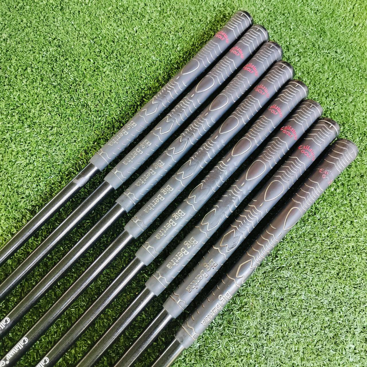 ชุดเหล็ก Callaway BIGBERTHAR สภาพสวยมากๆ เดิมๆทุกจุด ใบ CAVITY ลึก ทำให้ตีง่ายอย่างมาก ตีวงแบบสบายๆ มีเหล็ก 3 4 5 6 7 8 9 และ SW ไม้กอล์ฟพรีเมี่ยมมือสอง ของแท้ By NakaraLuxurious